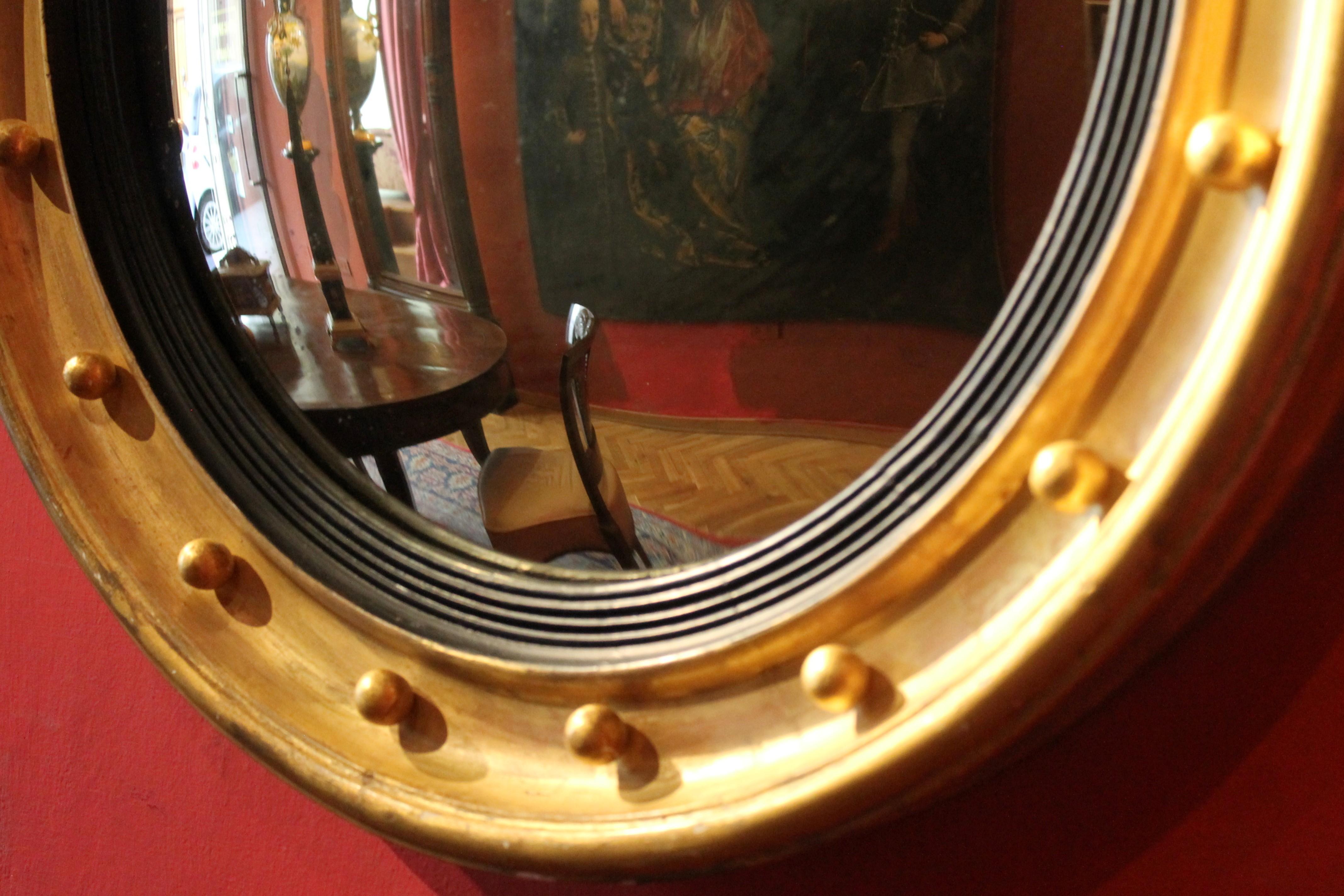 Italienischer runder italienischer Regency-Spiegel aus vergoldetem Holz und ebonisiertem, konvexer Spiegel mit geschnitztem Adler im Angebot 1