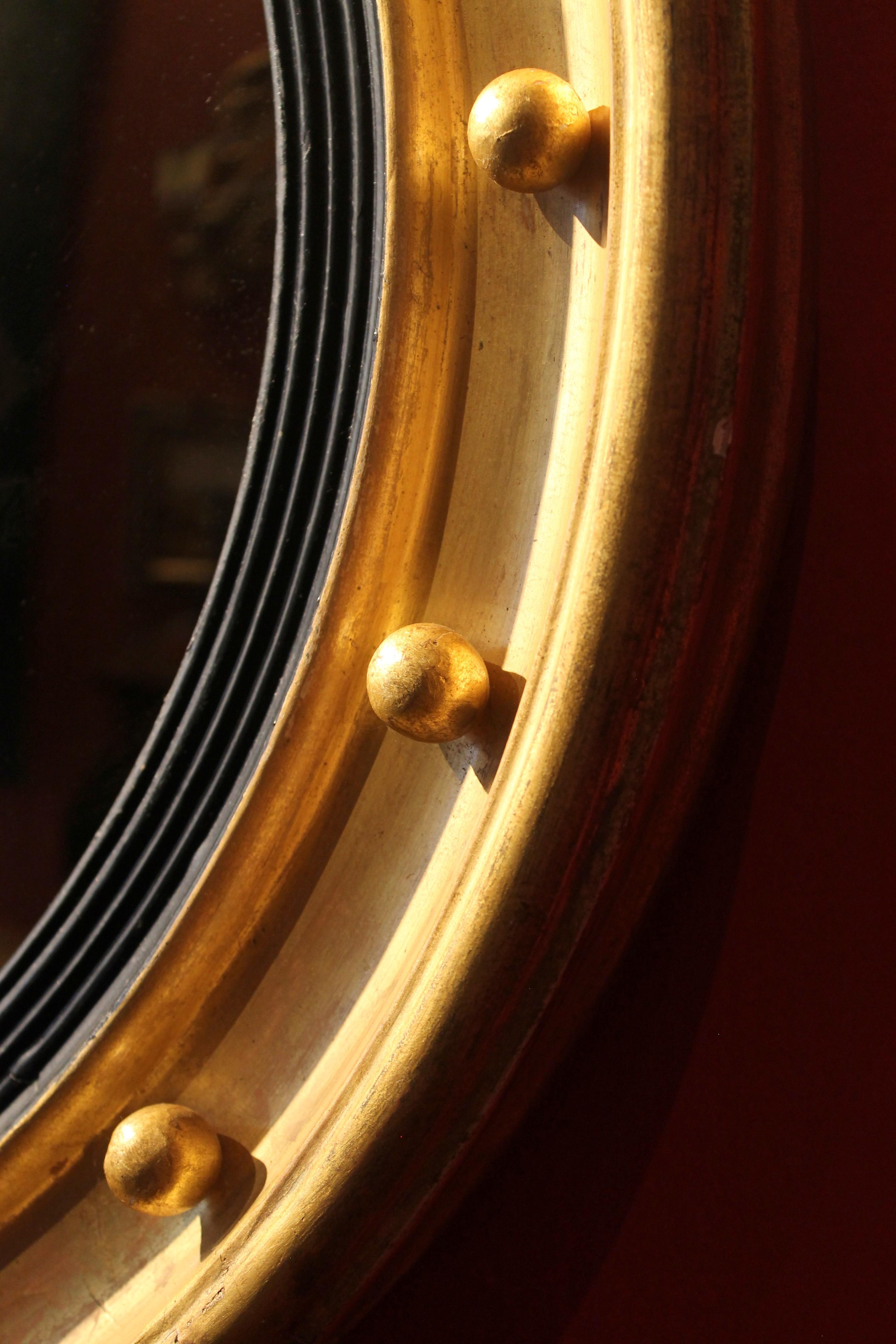 Italienischer runder italienischer Regency-Spiegel aus vergoldetem Holz und ebonisiertem, konvexer Spiegel mit geschnitztem Adler im Angebot 3