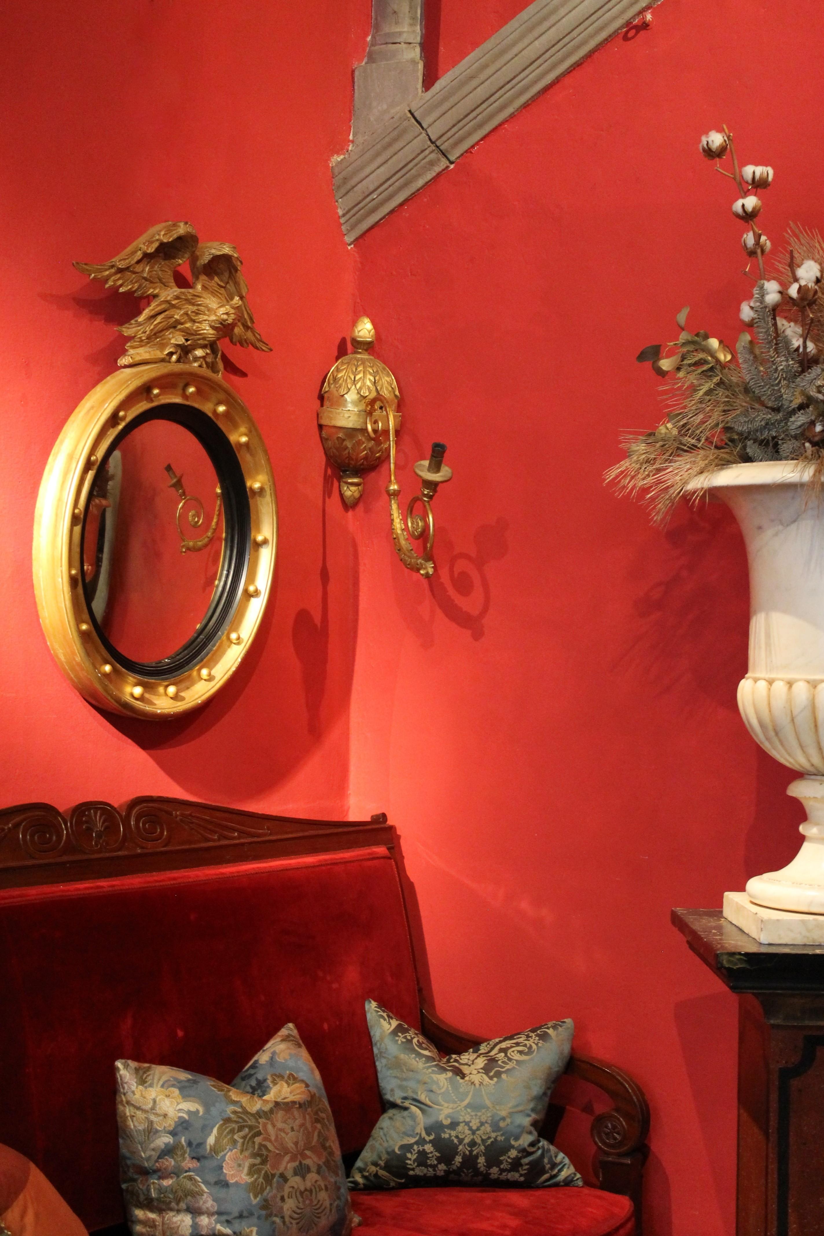 Miroir rond de style Régence italienne en bois doré et ébène avec aigle sculpté en vente 2