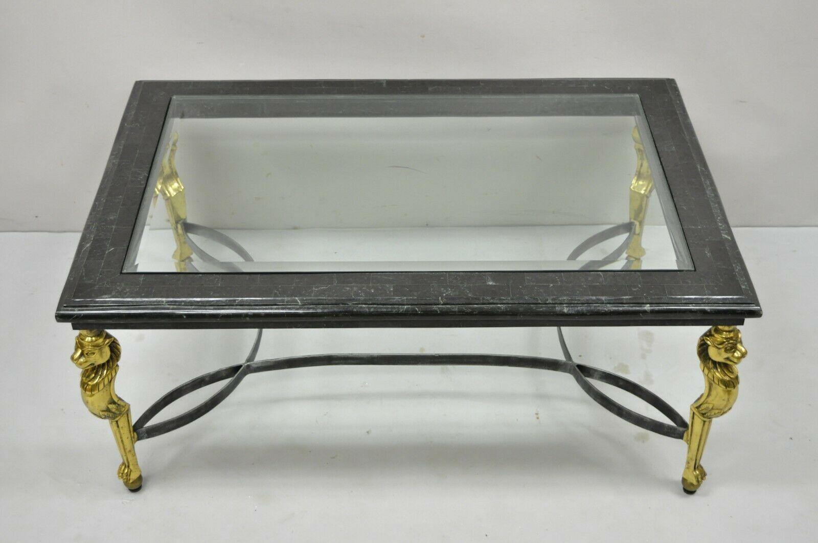 Table basse en acier de style Régence italienne avec incrustation de marbre et de laiton et plateau en verre. Cet article présente un plateau en marbre incrusté, un verre biseauté inséré, des pieds de lion et des pieds de patte en laiton, une