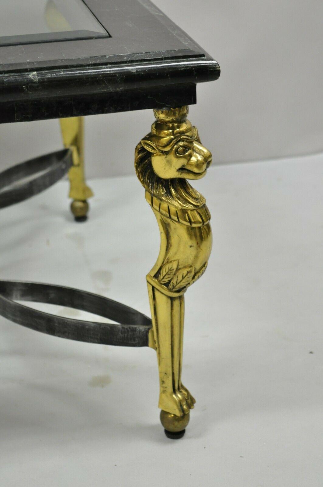 Regency Table basse en acier de style Régence italienne en laiton avec plateau en verre incrusté de marbre et de lion en vente
