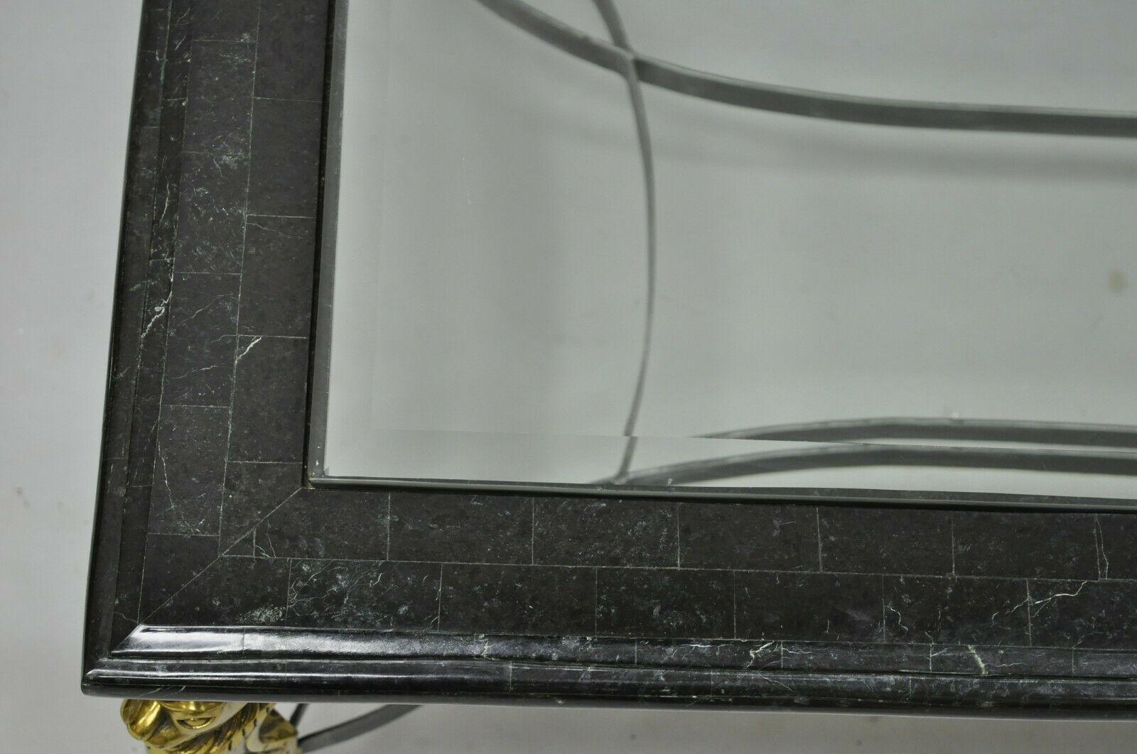 Table basse en acier de style Régence italienne en laiton avec plateau en verre incrusté de marbre et de lion Bon état - En vente à Philadelphia, PA