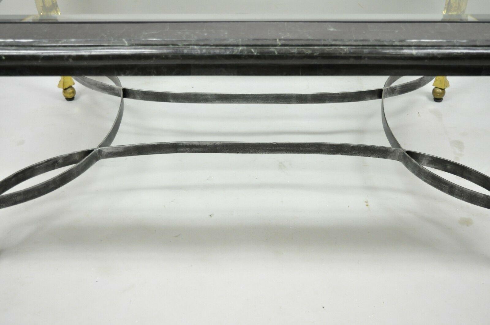 20ième siècle Table basse en acier de style Régence italienne en laiton avec plateau en verre incrusté de marbre et de lion en vente