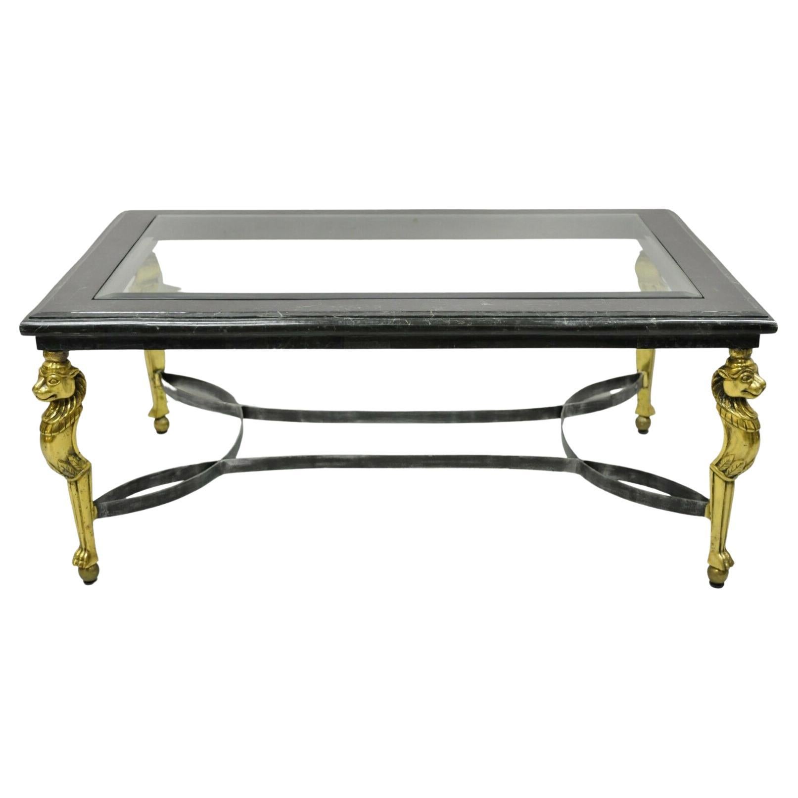 Table basse en acier de style Régence italienne en laiton avec plateau en verre incrusté de marbre et de lion