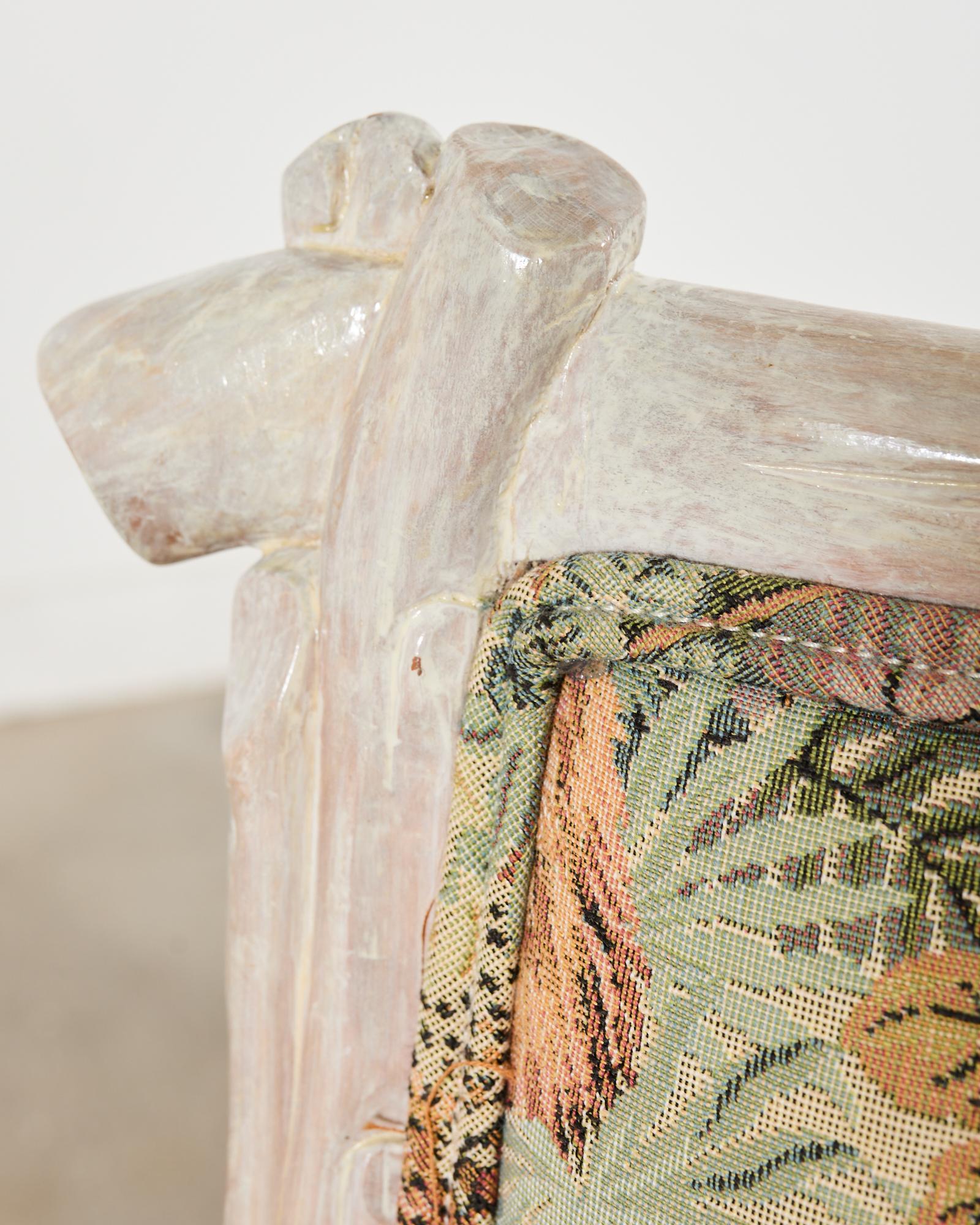 Fauteuil sculpté en faux bois cérusé de style Régence italienne en vente 6