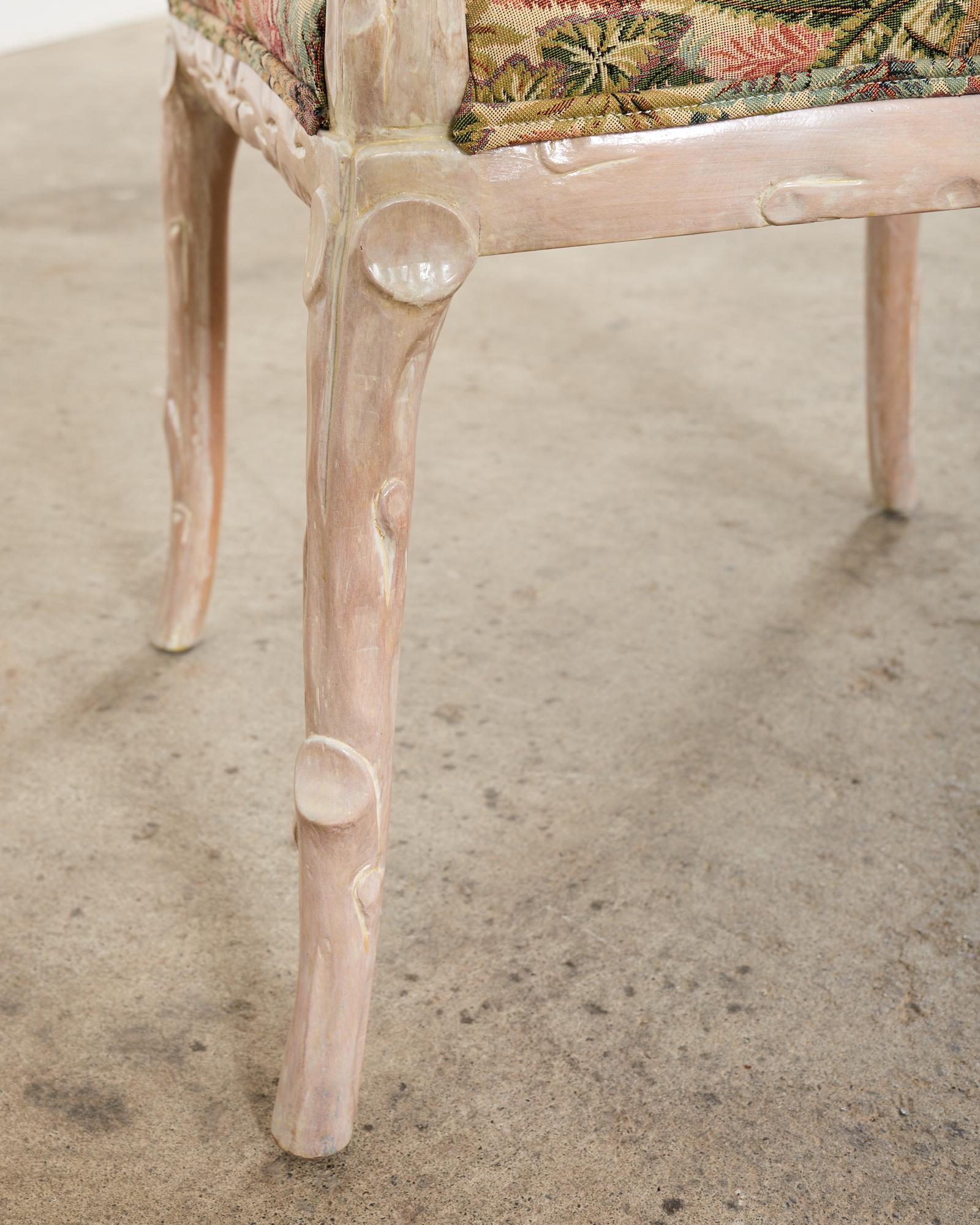 Fauteuil sculpté en faux bois cérusé de style Régence italienne en vente 8