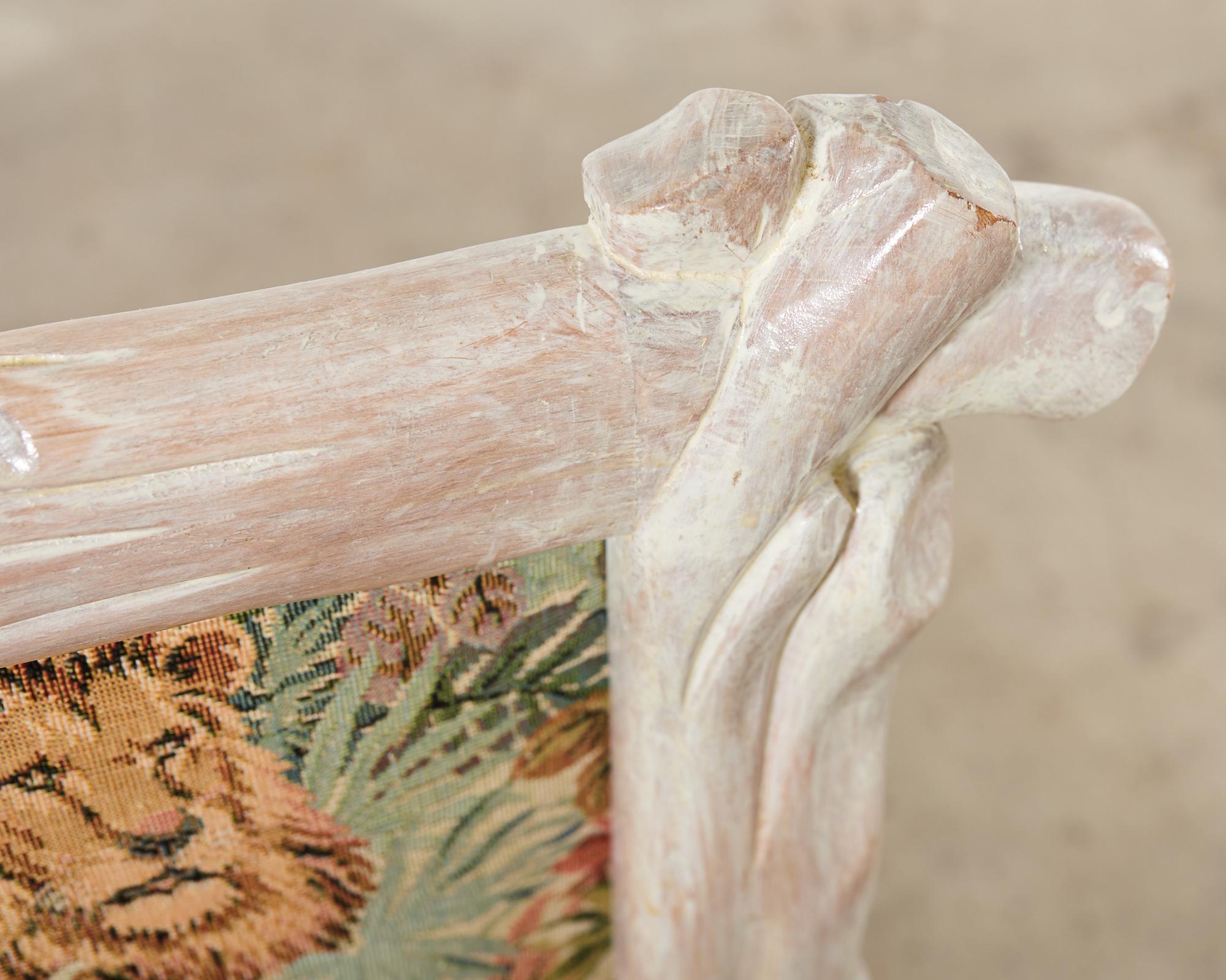 Fauteuil sculpté en faux bois cérusé de style Régence italienne en vente 10
