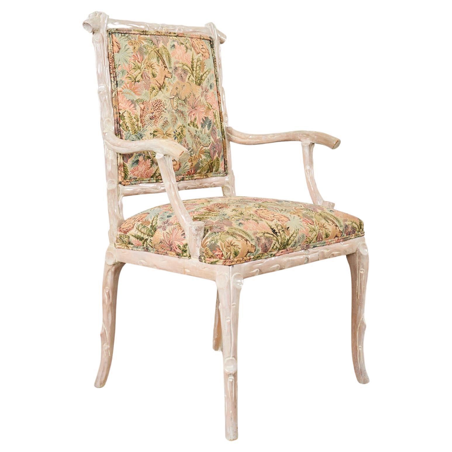 Fauteuil sculpté en faux bois cérusé de style Régence italienne