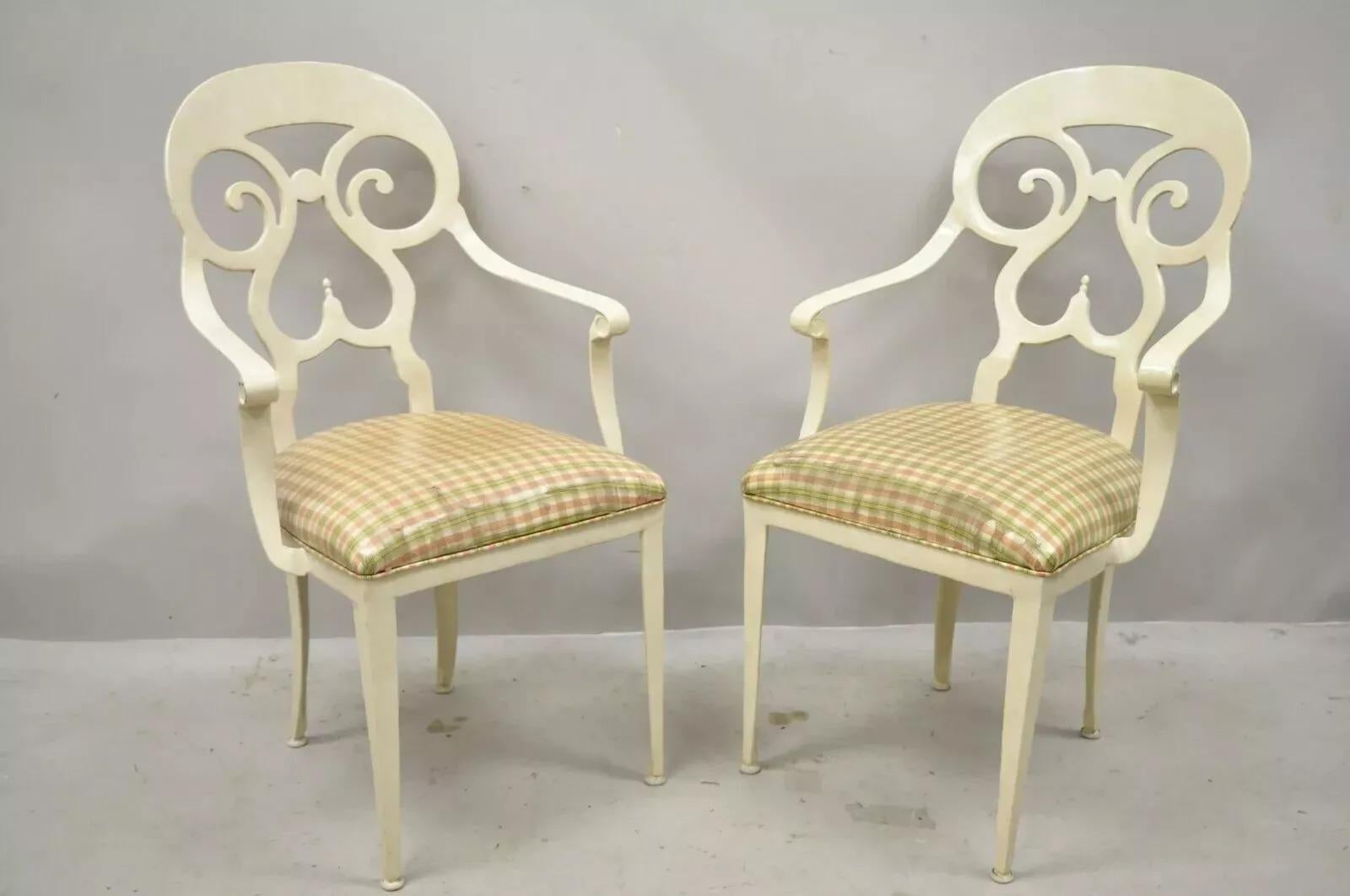Sillas de pata de sable con respaldo de pala de aluminio fundido, estilo Regencia italiana, de Veneman Furniture - Pareja. El artículo tiene un respaldo de pala único, construcción de aluminio fundido, etiqueta original, patas cónicas, gran estilo y