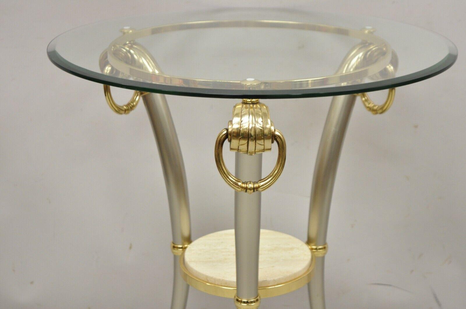 Regency Table d'appoint italienne de style Régence à trois pieds en acier et laiton avec plateau en verre rond en vente