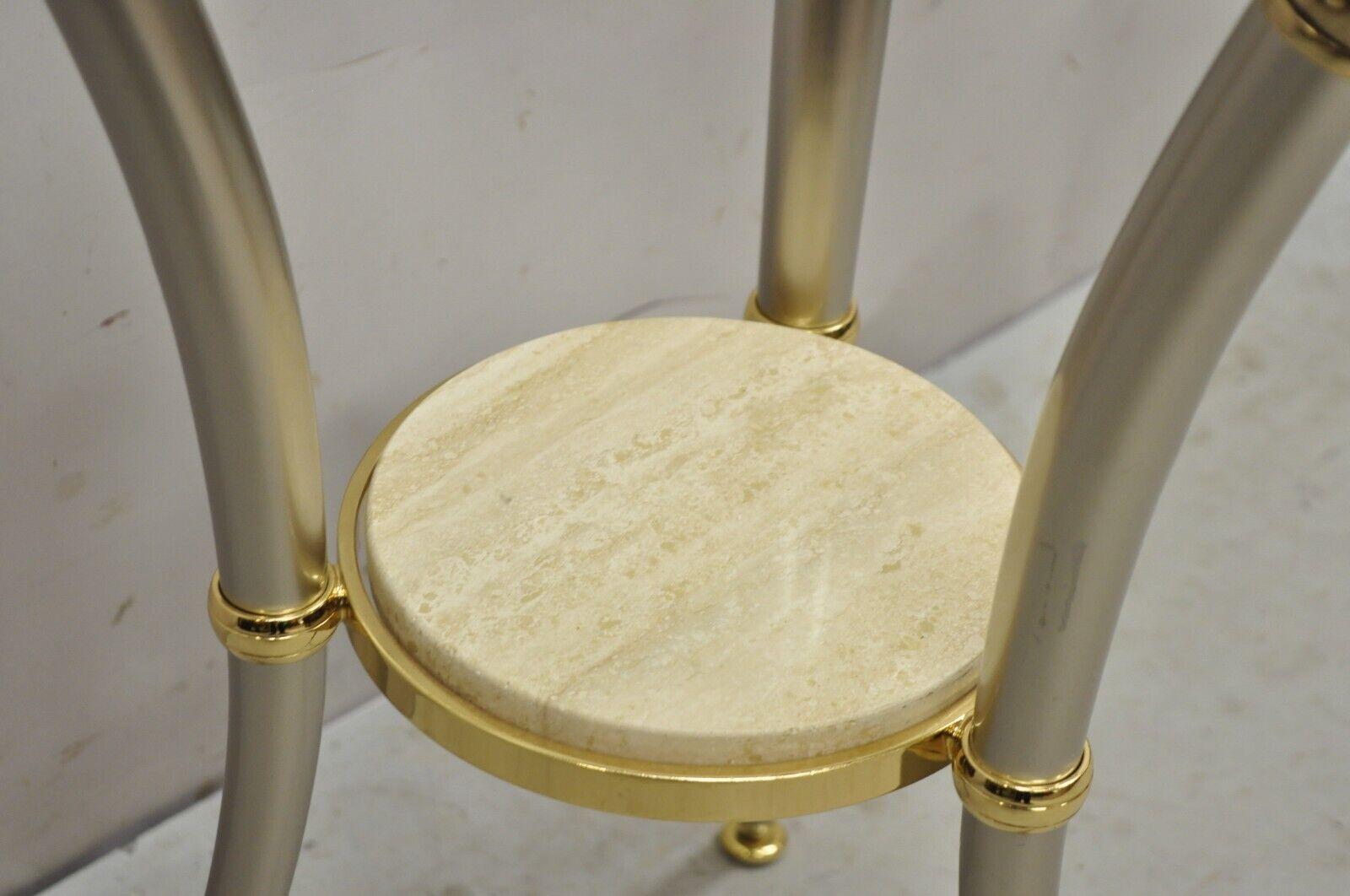 Laiton Table d'appoint italienne de style Régence à trois pieds en acier et laiton avec plateau en verre rond en vente