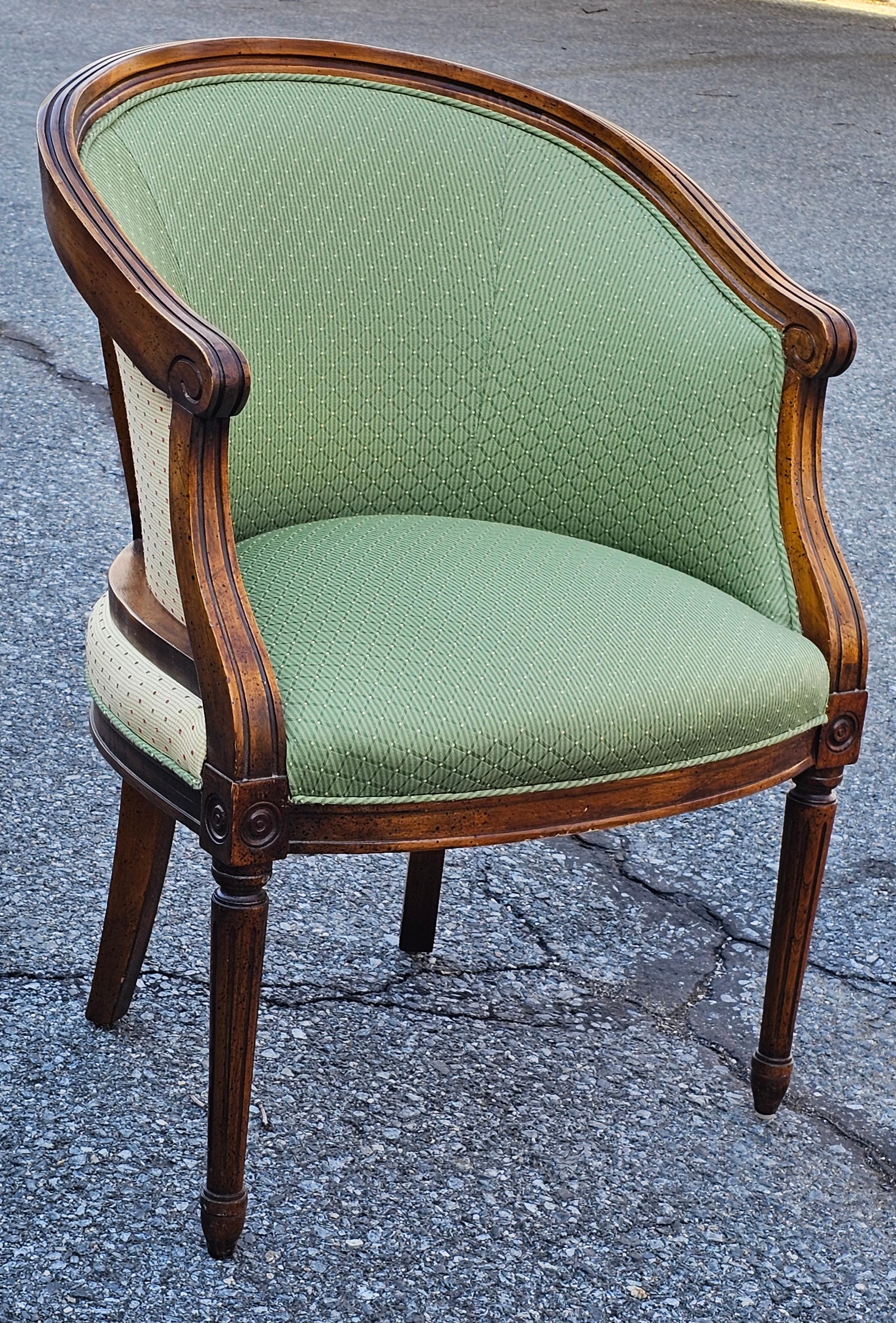 Italian Regency Style Walnut and Upholstered Barrel Back Chair (Gebeizt) im Angebot