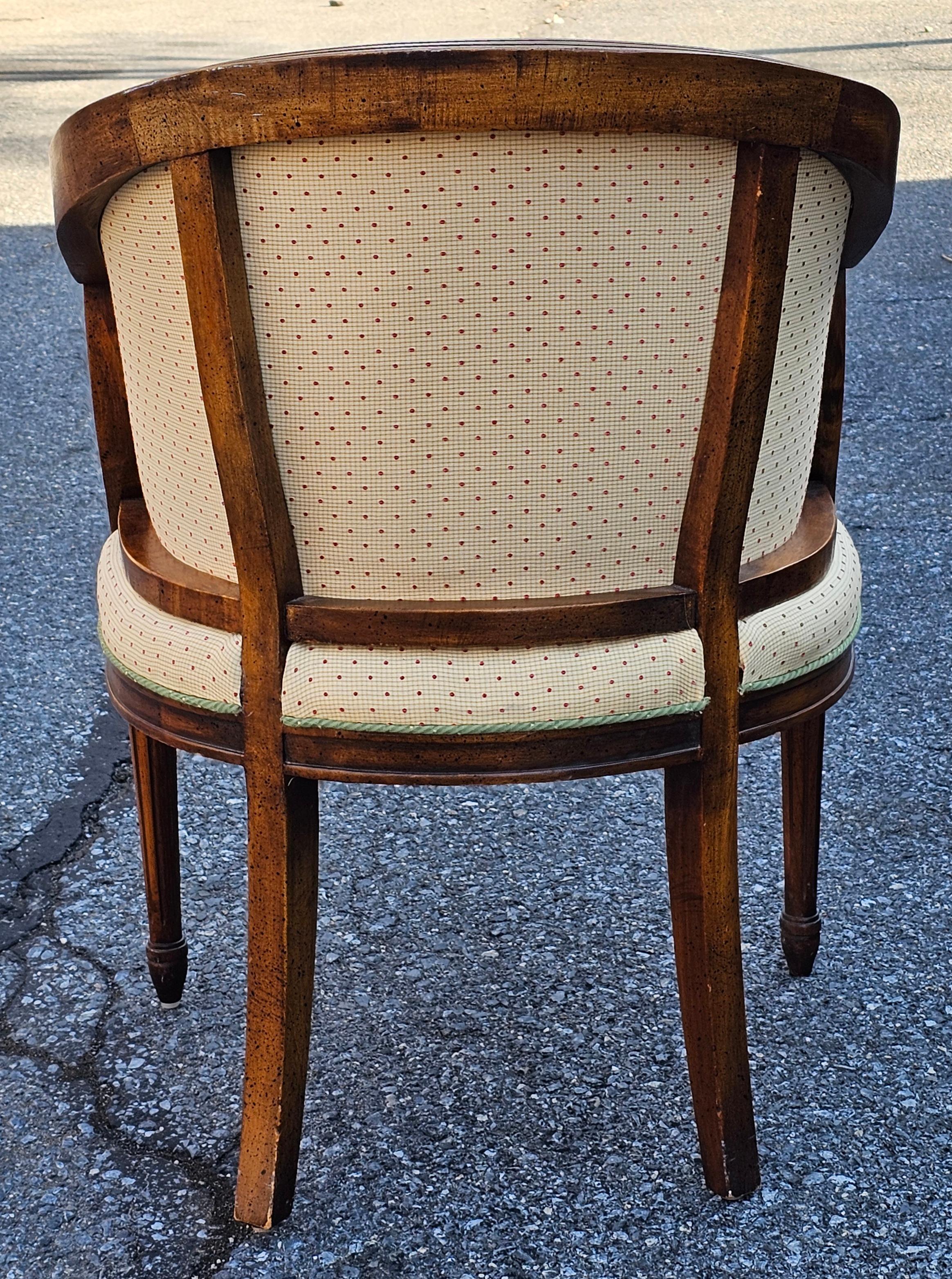 Italian Regency Style Walnut and Upholstered Barrel Back Chair (20. Jahrhundert) im Angebot