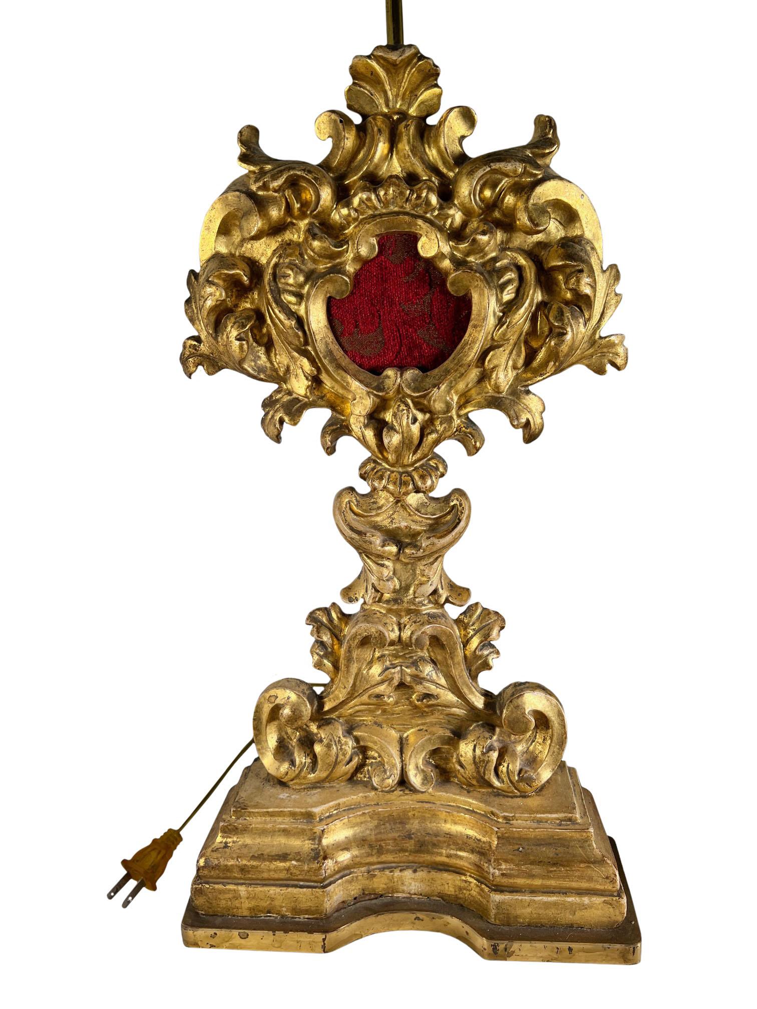 Porte-reliquaire italien entouré de bois sculpté et doré de style rococo avec des bases en bronze doré.  Réutilisé ultérieurement pour en faire des lampes. Vers 1780 à 1820. Le reliquaire ne mesure que 17,5 cm de haut.  