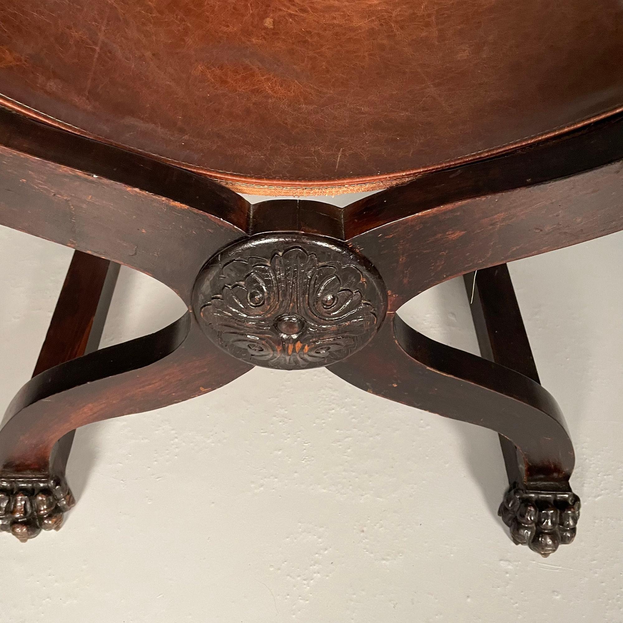 Chaise de bureau / à accoudoirs Renaissance italienne, sculptée, assise en cuir, 19e siècle en vente 7