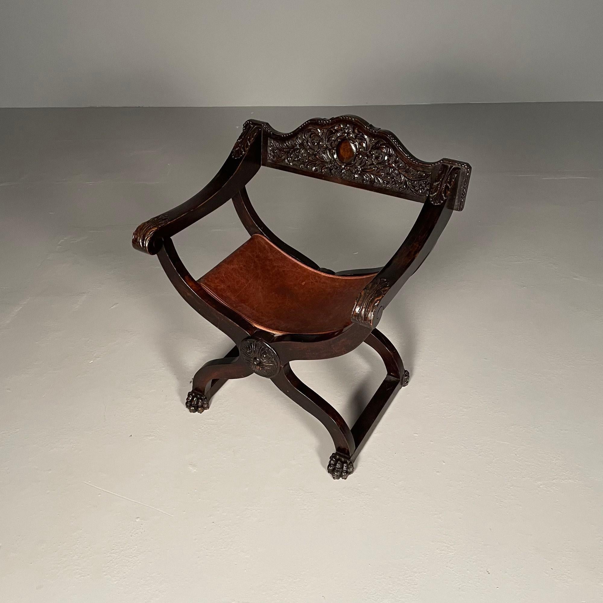 Début du 20ème siècle Chaise de bureau / à accoudoirs Renaissance italienne, sculptée, assise en cuir, 19e siècle en vente