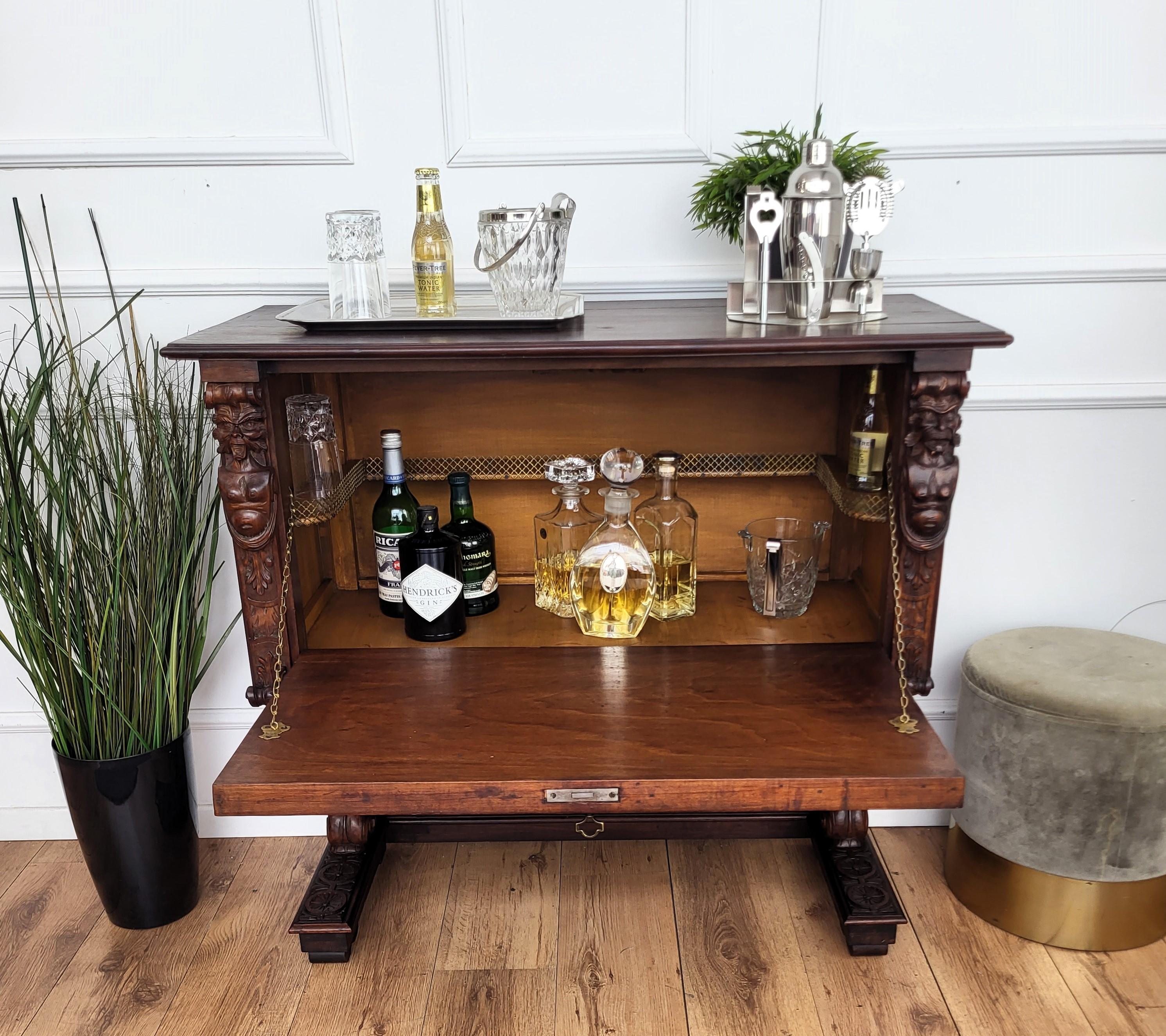 Italian Renaissance Style Art Deco MidCentury Carved Walnut Burl Dry Bar Cabinet (Italienisch) im Angebot