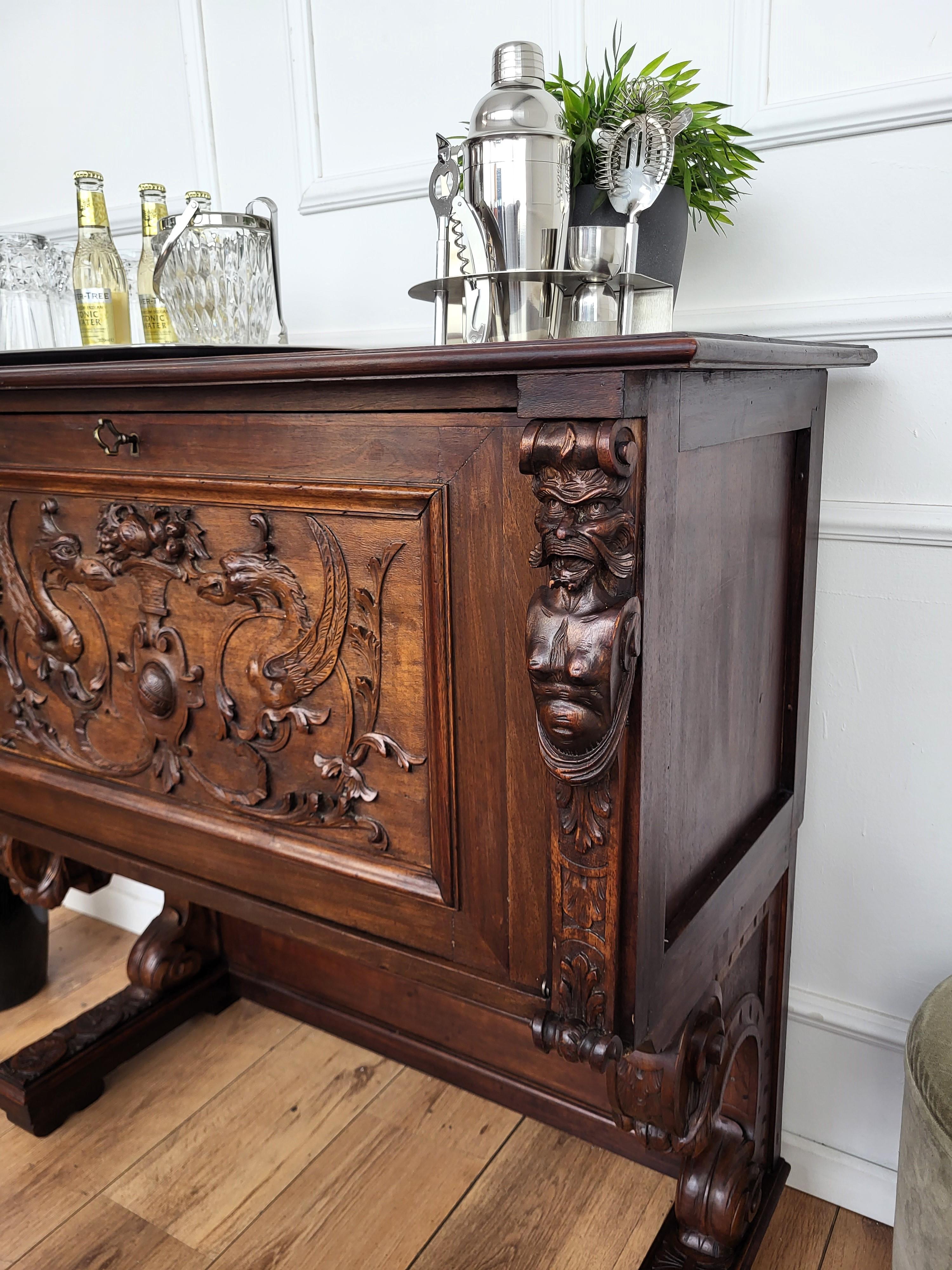 Italian Renaissance Style Art Deco MidCentury Carved Walnut Burl Dry Bar Cabinet im Zustand „Gut“ im Angebot in Carimate, Como
