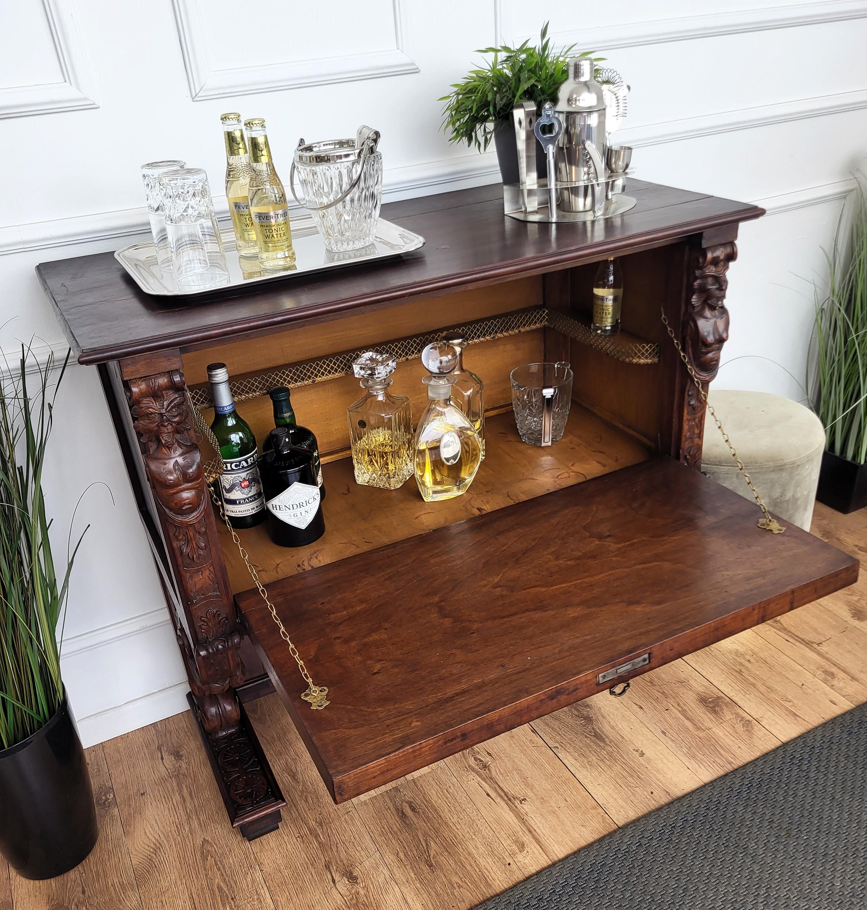 Italian Renaissance Style Art Deco MidCentury Carved Walnut Burl Dry Bar Cabinet (Holz) im Angebot