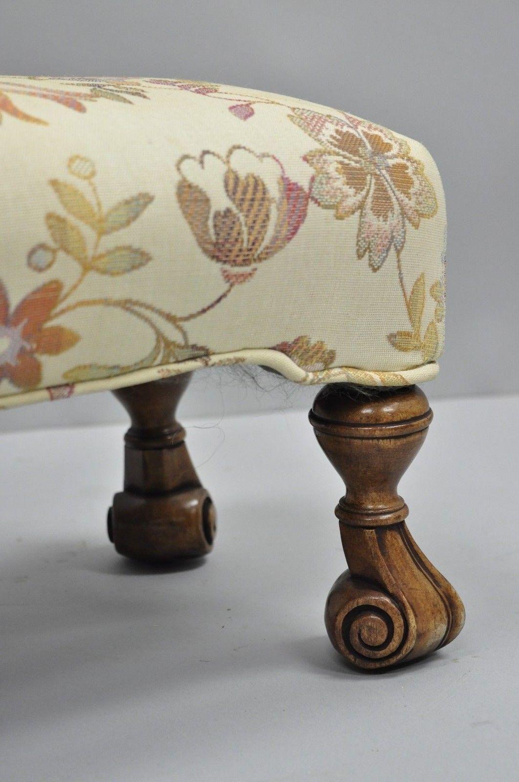 Italian Renaissance Baroque Style Small Petite Walnut Ottoman Footstool Stool In Good Condition In Philadelphia, PA