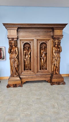 Italian Renaissance Bedroom in Hand Carved Walnut from the Early 20th Century