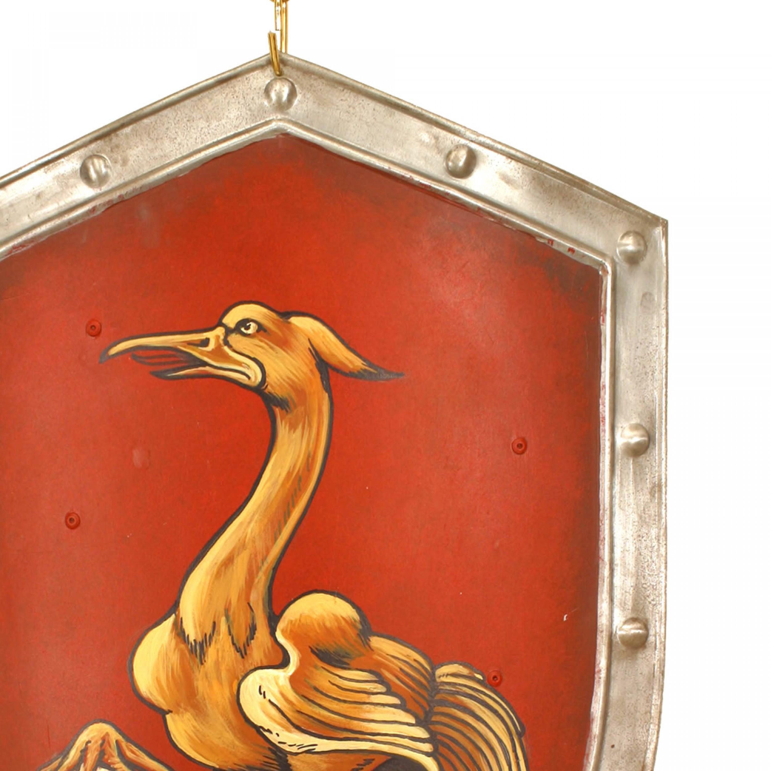 Targa da parete a forma di scudo in stile rinascimentale italiano (XX secolo) con un uccello e un uovo su sfondo rosso.