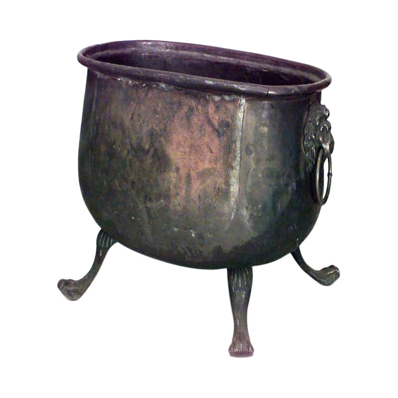Jardinerita italiana del Renacimiento del siglo XIX, de latón, con asas en forma de león en venta