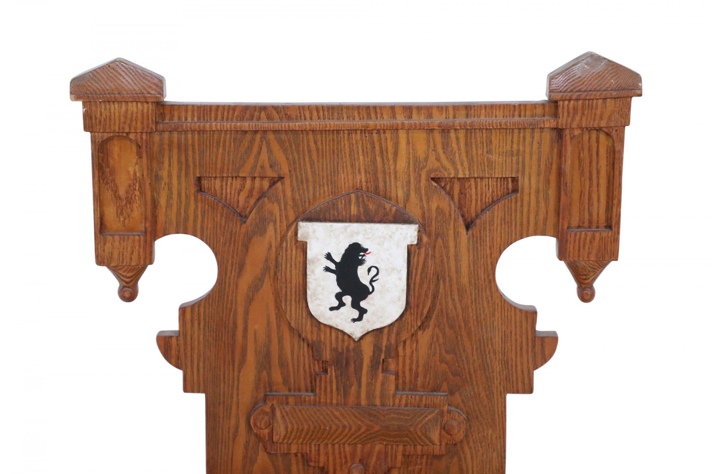 Chaise d'appoint italienne sculptée en bois à pieds tournés de la Renaissance en vente 4