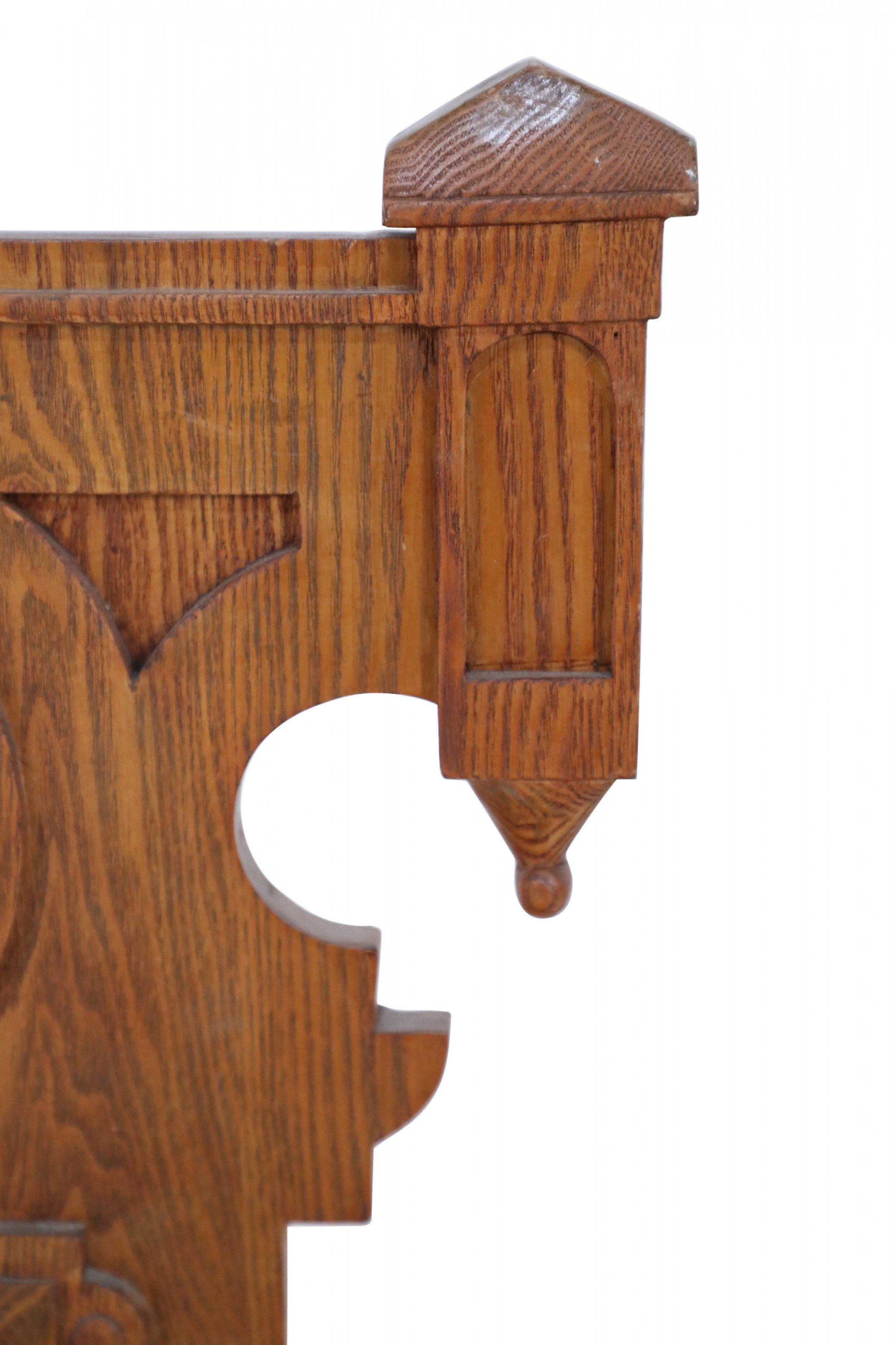 Chaise d'appoint italienne sculptée en bois à pieds tournés de la Renaissance en vente 6