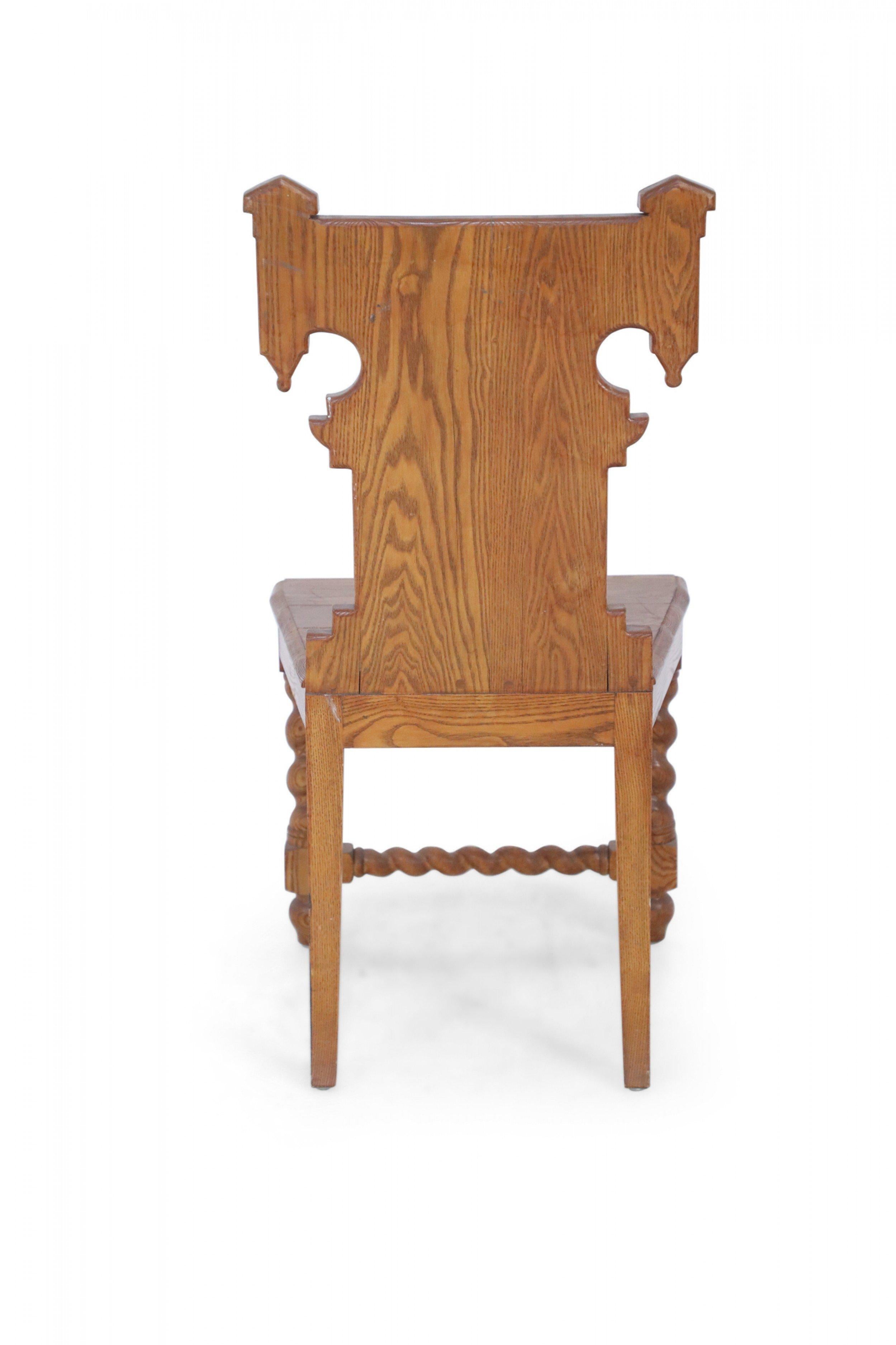 Sculpté Chaise d'appoint italienne sculptée en bois à pieds tournés de la Renaissance en vente