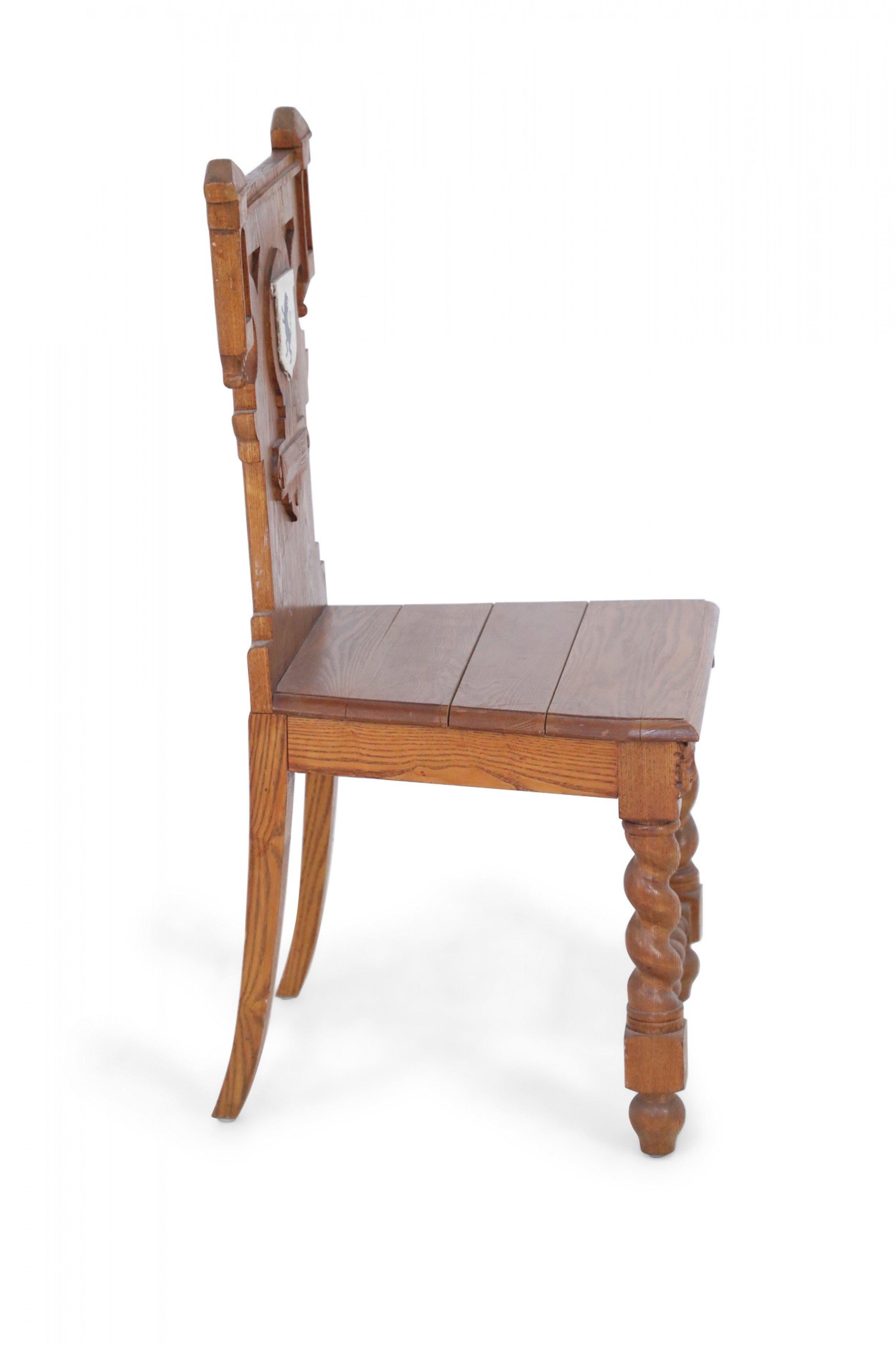 20ième siècle Chaise d'appoint italienne sculptée en bois à pieds tournés de la Renaissance en vente