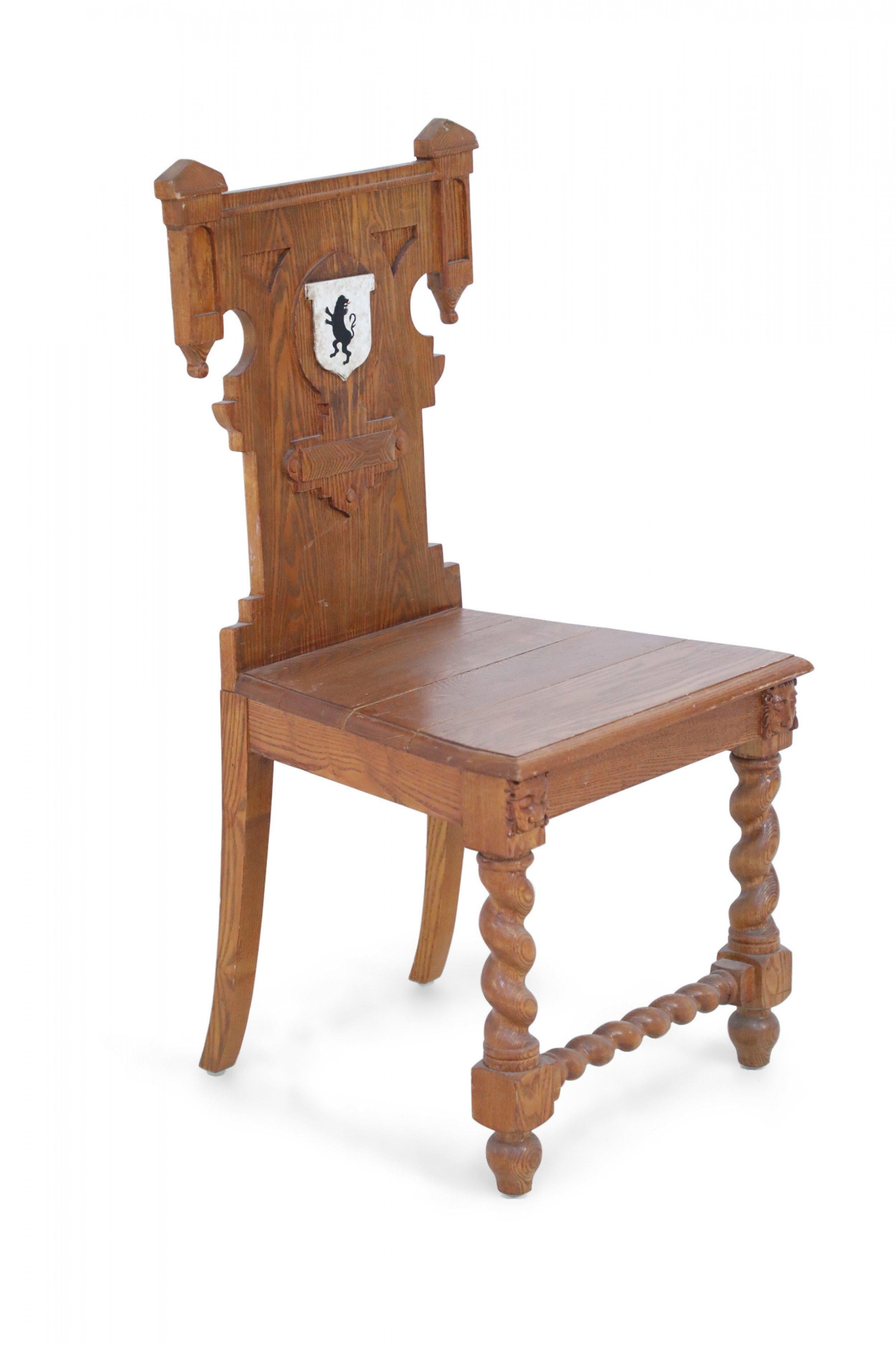 Bois Chaise d'appoint italienne sculptée en bois à pieds tournés de la Renaissance en vente