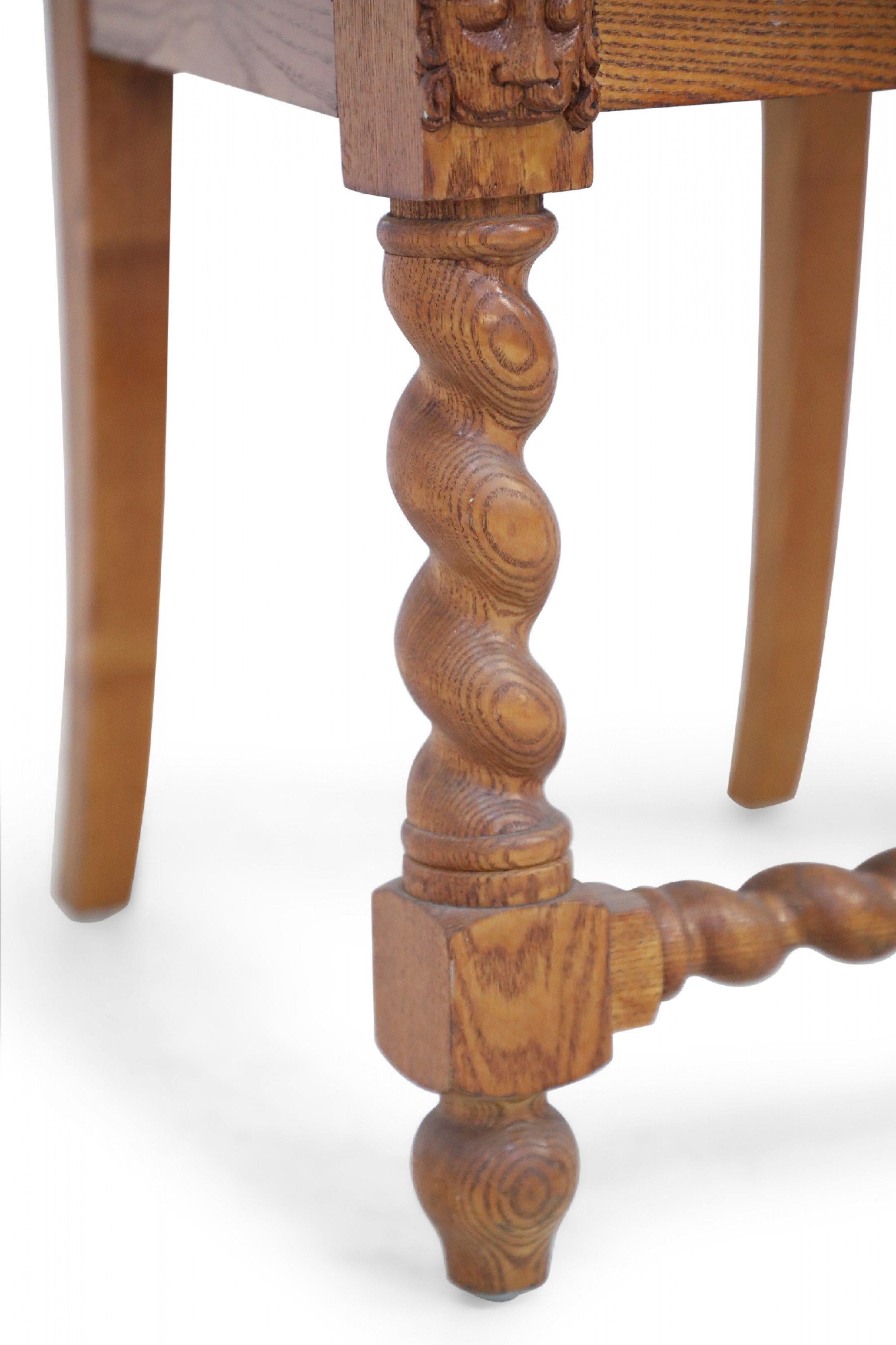 Chaise d'appoint italienne sculptée en bois à pieds tournés de la Renaissance en vente 2