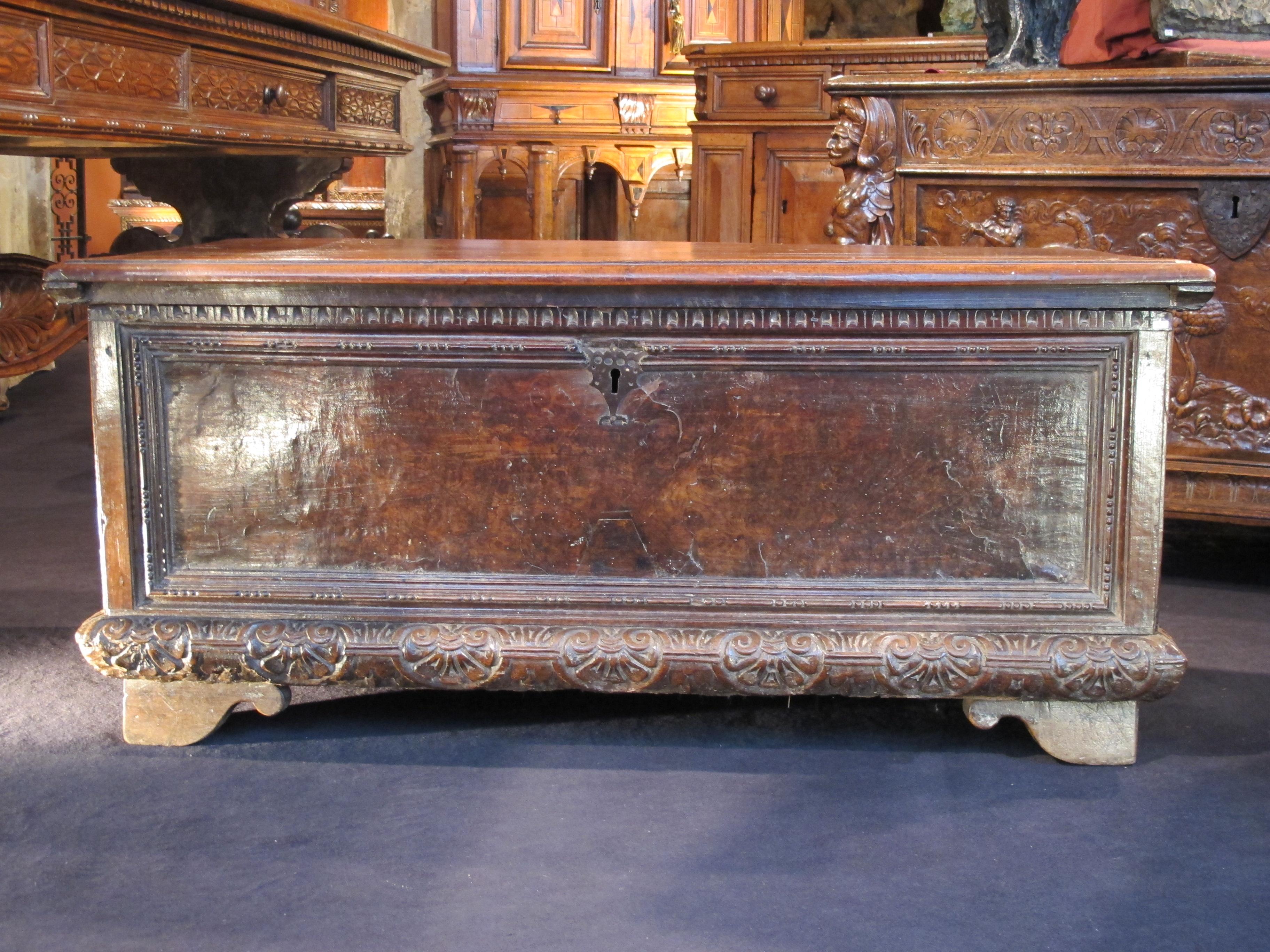 ORIGIN : NORTHERN ITALY

Walnut
Good condition – Service restauration

Rare and beautiful cassone, elegantly sculpted and molded. The flap consists of two assembled panels.

The façade has a long longitudinal panel. In the lower part, a rich molding