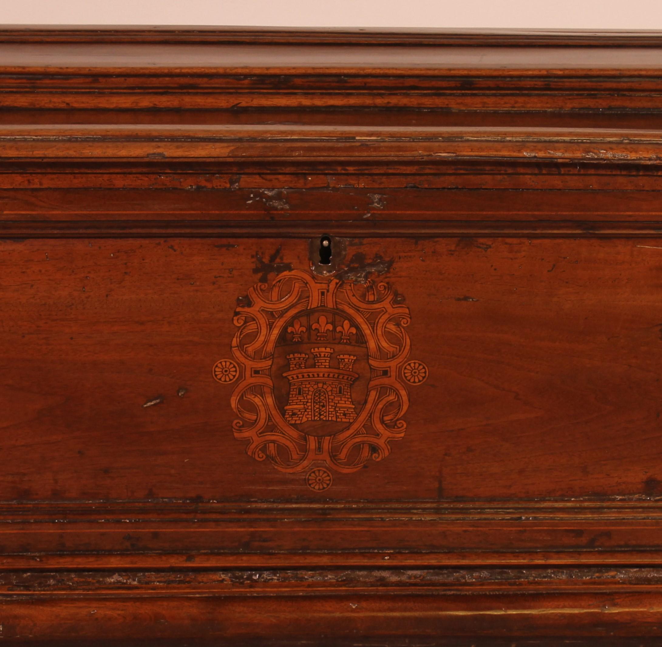 Superbo e raro cassone nuziale rinascimentale in noce della fine del XVI secolo proveniente dalla regione Toscana.

Cassapanca molto bella con uno stemma intarsiato in legno al centro, insolito, che rappresenta un castello.

Questo bellissimo