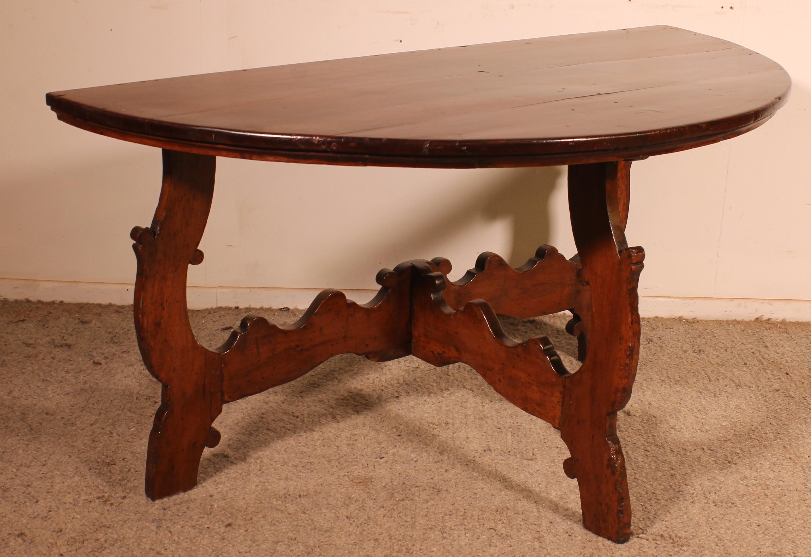 Lovely and rare Renaissance period console in walnut circa 1600
Very beautiful Italian console which has a superb top with an extraordinary patina as we like them
It rests on a so-called lyre base which is very elegant
very decorative , light and