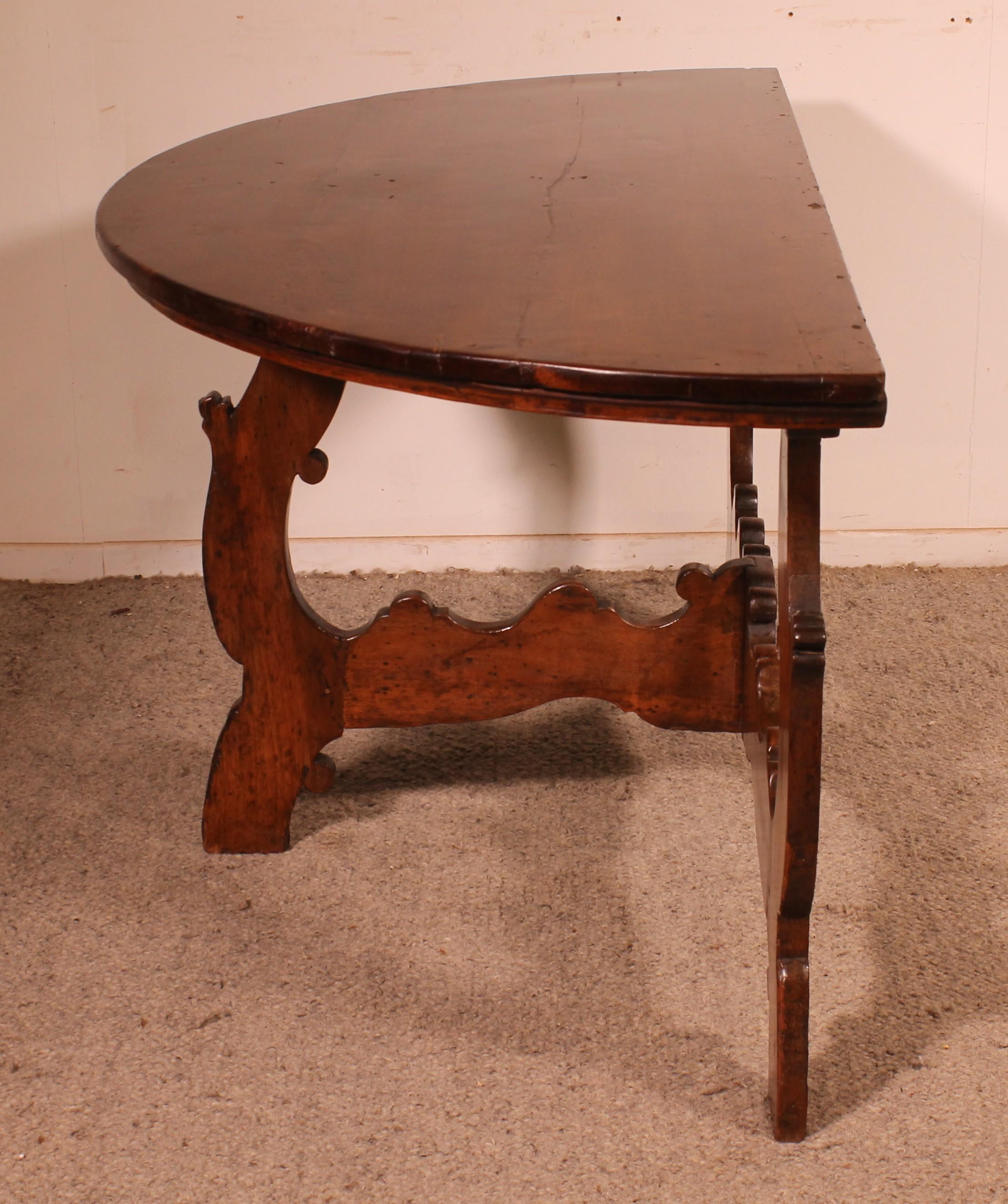 Italian Renaissance Console Circa 1600 In Walnut For Sale 2