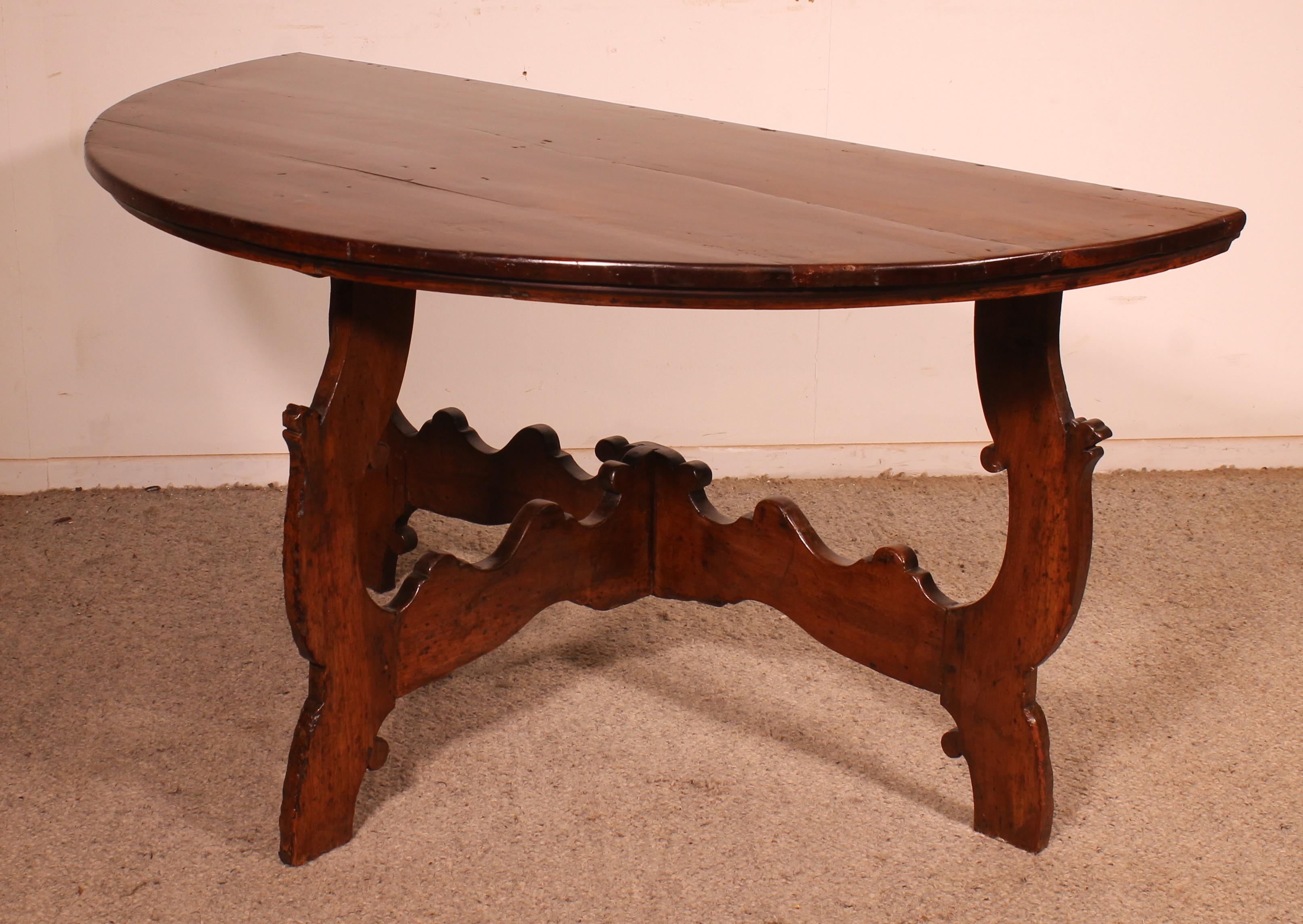 Italian Renaissance Console Circa 1600 In Walnut For Sale 3