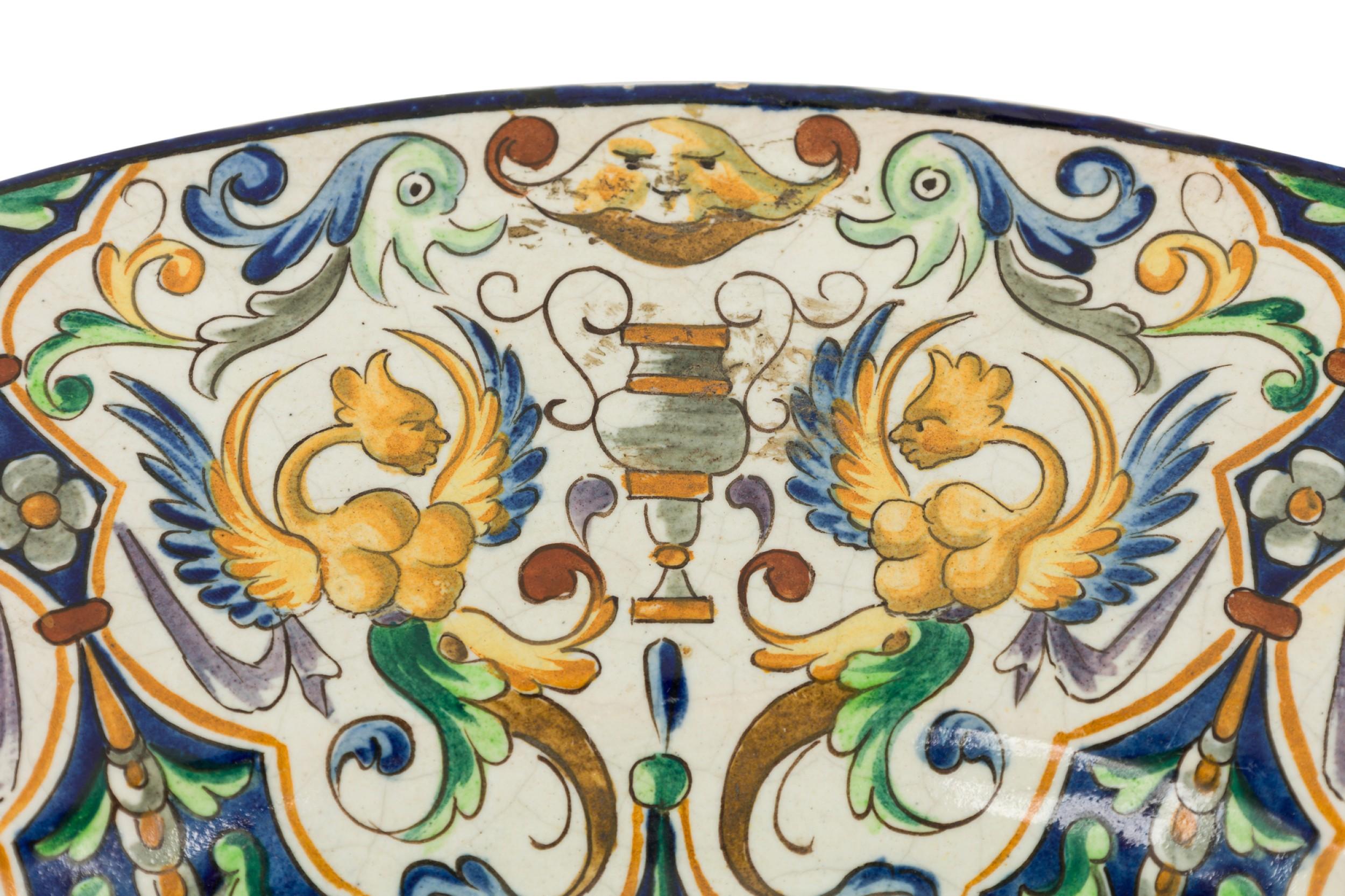 Italienischer Renaissance-Vitrinenteller mit klassischen Figuren (Handbemalt) im Angebot