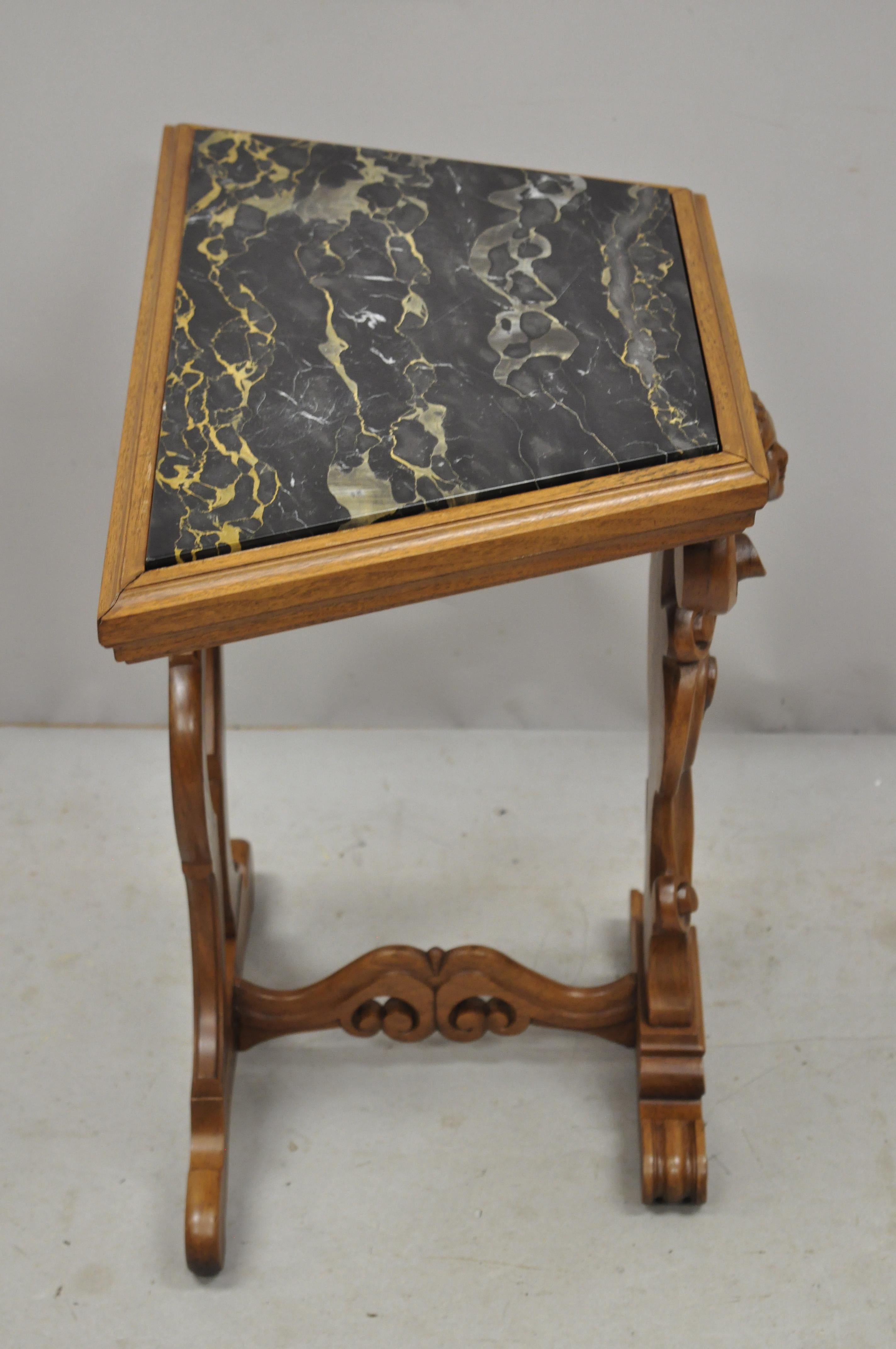 Italienischer Renaissance Beistelltisch mit geschnitzter Marmorplatte und geflügeltem Puttenkopf im Angebot 6