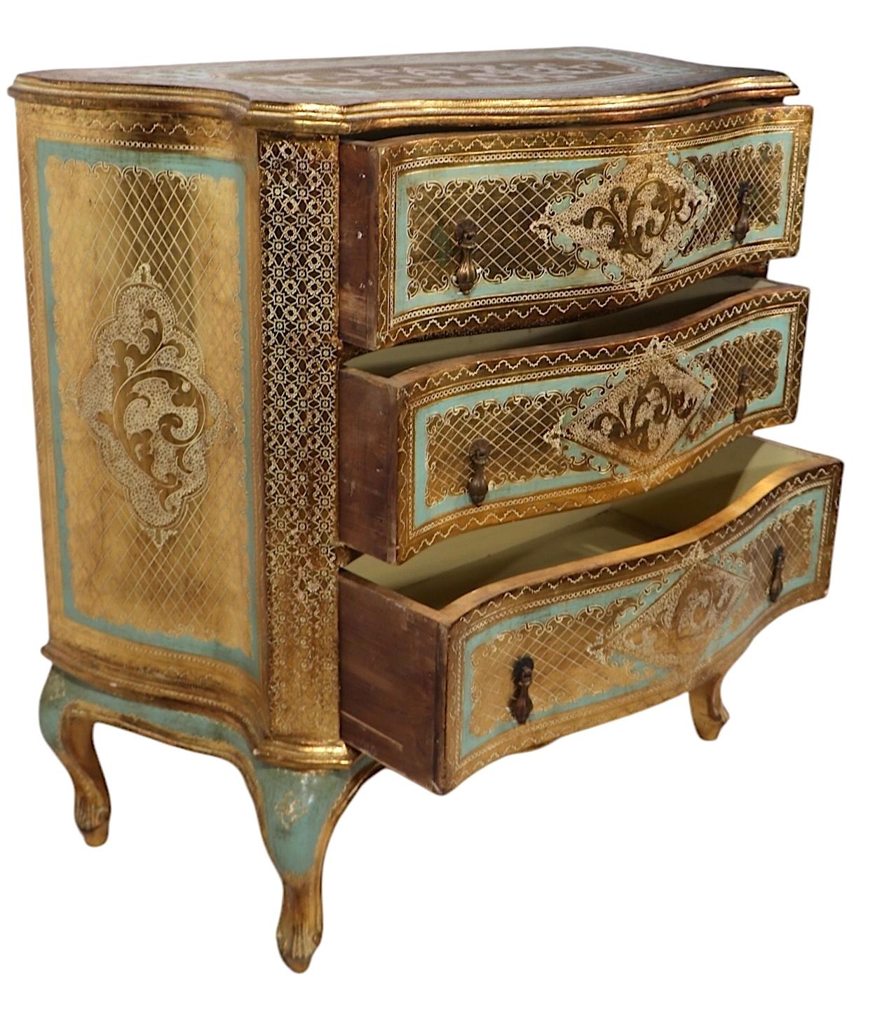 Außergewöhnliche Kommode mit drei Schubladen von The Florentine Furniture Co, Made in Italy, ca. 1970er Jahre. Die Truhe besteht aus einem formschönen Bombay-Seitengehäuse mit eingeschnittenen und vergoldeten Oberflächen, Cabriole-Beinen und