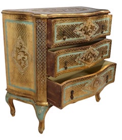 Cassettiera a tre cassetti in stile Florentine del Rinascimento italiano