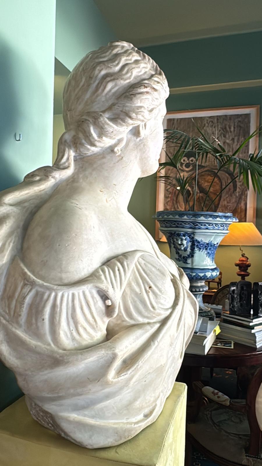 Busto renacentista italiano de mármol de Diana, siglo XVI Hecho a mano en venta
