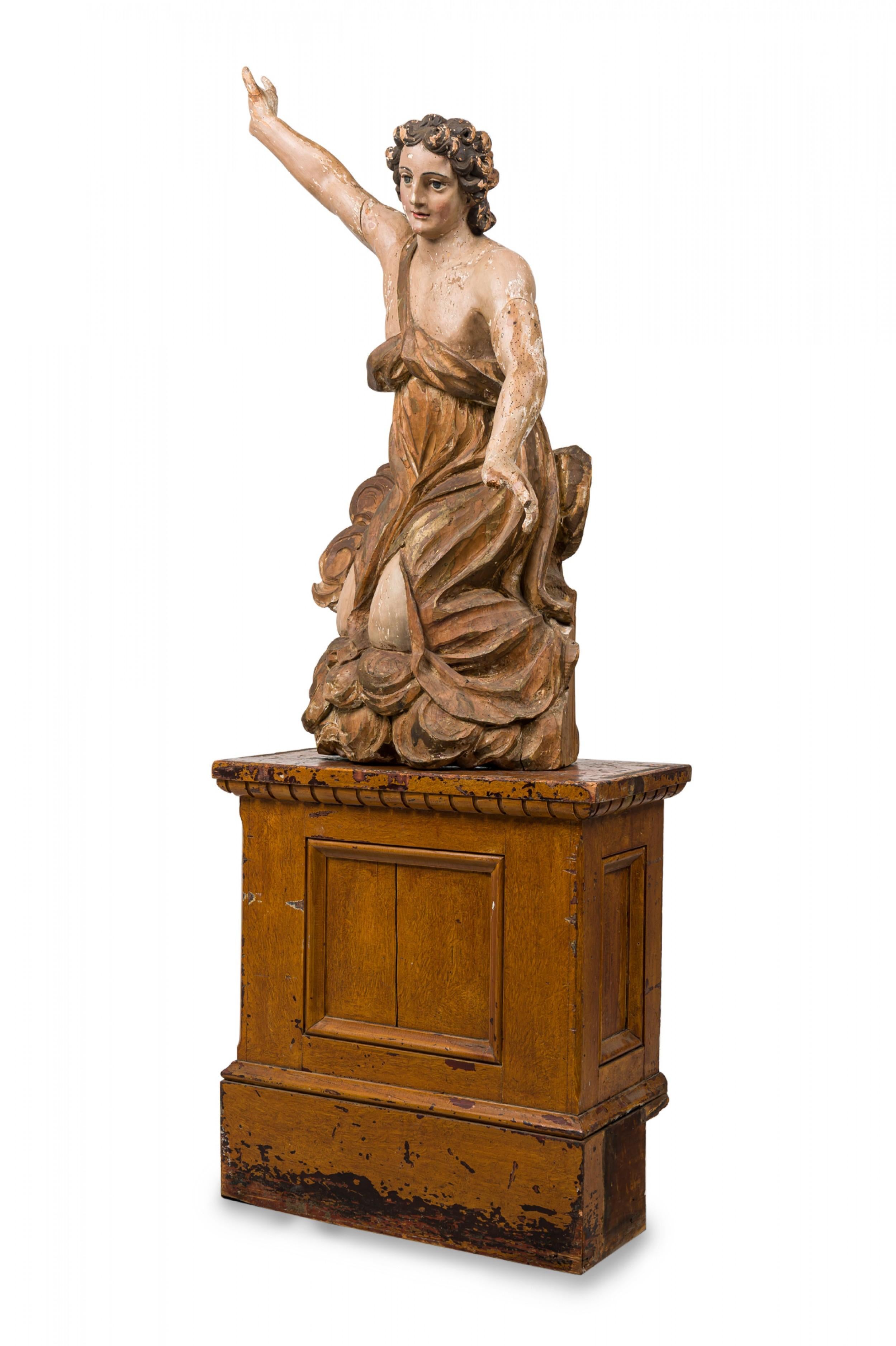 Italienischer Renaissance-Engel (17./18. Jh.) in Lebensgröße aus vergoldetem und bemaltem Holz, geschnitzt im Barockstil, auf einem Holzsäulenständer ruhend.
