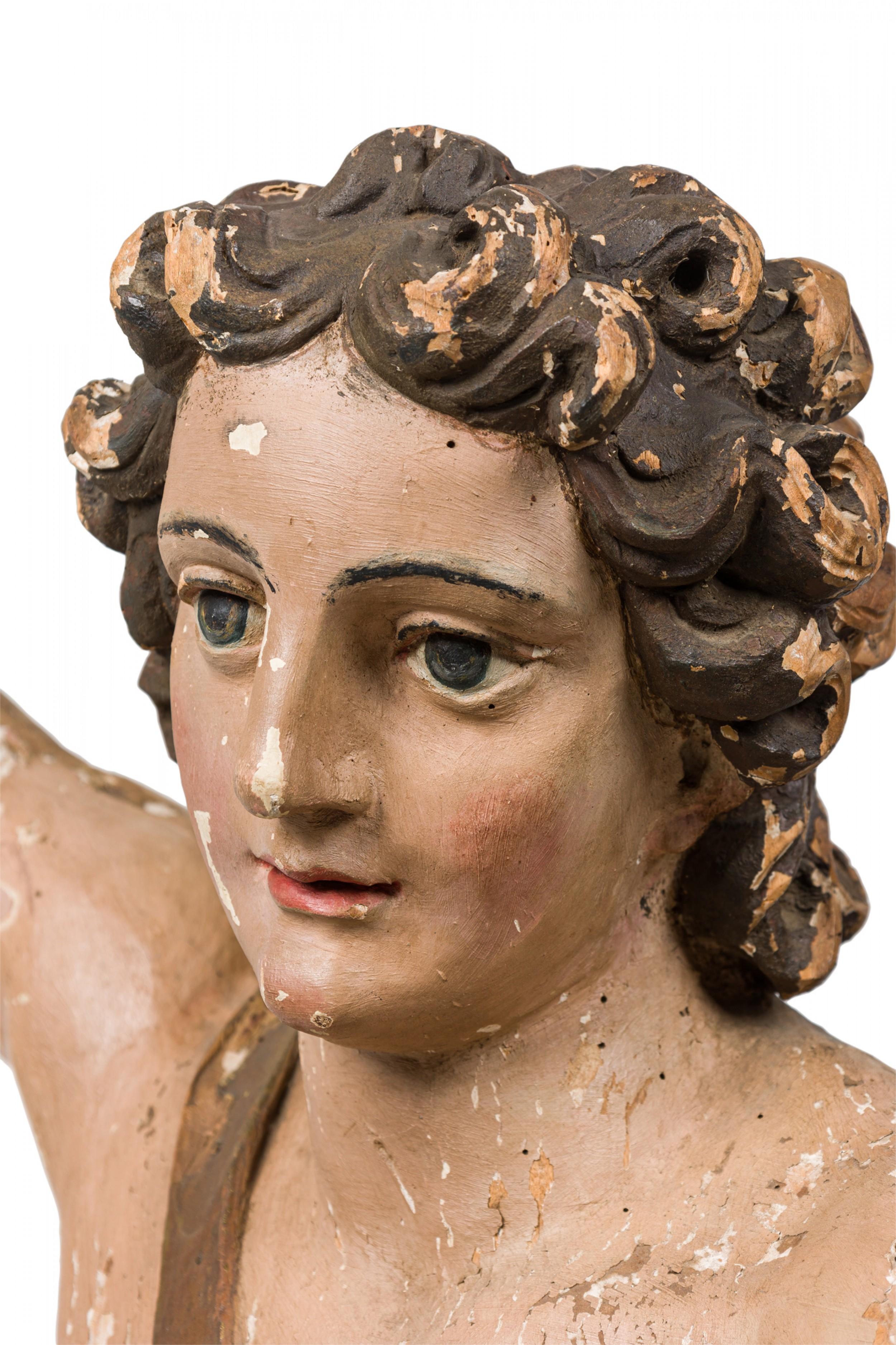 Renacimiento italiano Ángel monumental pintado barroco de madera dorada sobre peana siglo XVIII y antes en venta