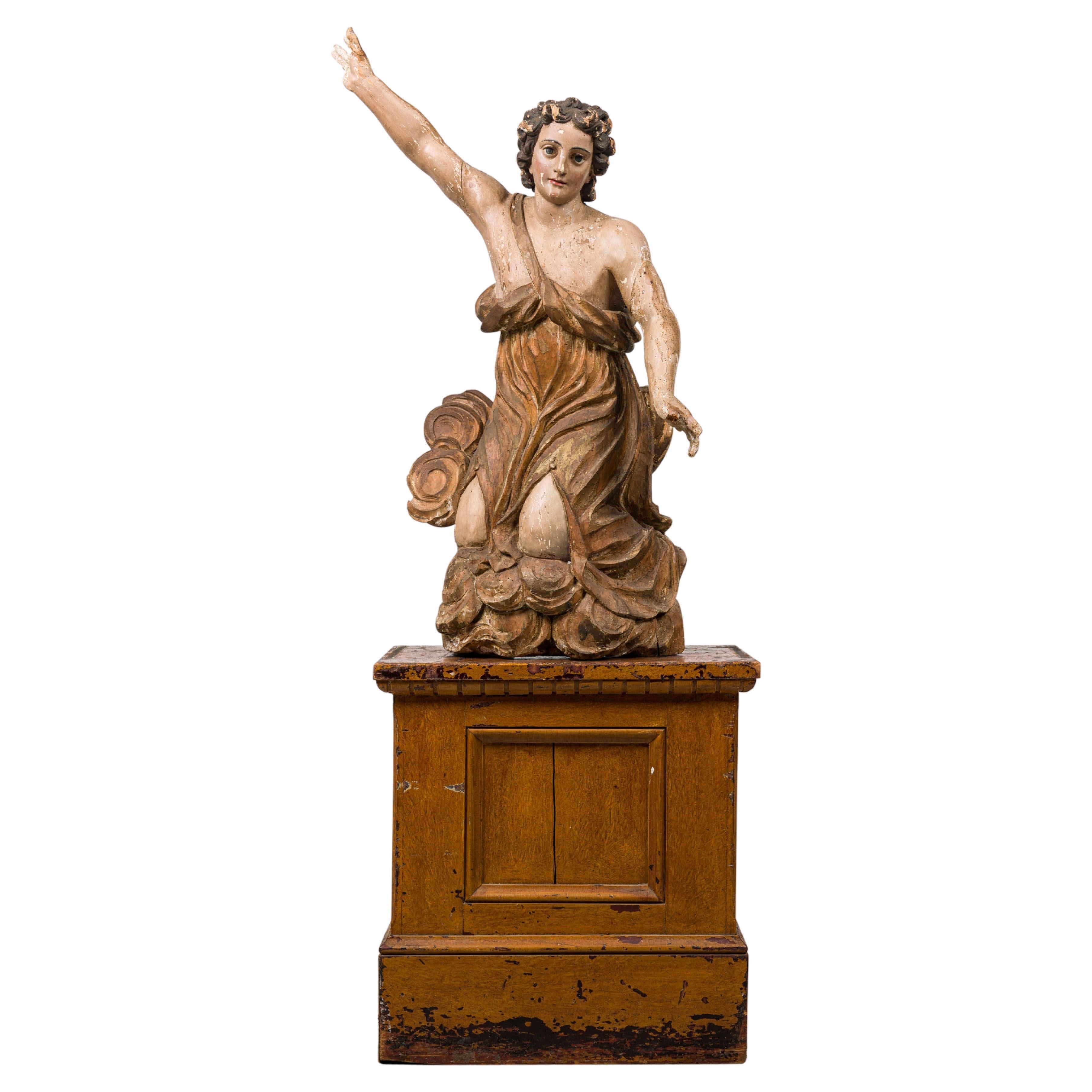 Ange monumental de la Renaissance italienne en bois doré peint de façon baroque sur Stand en vente