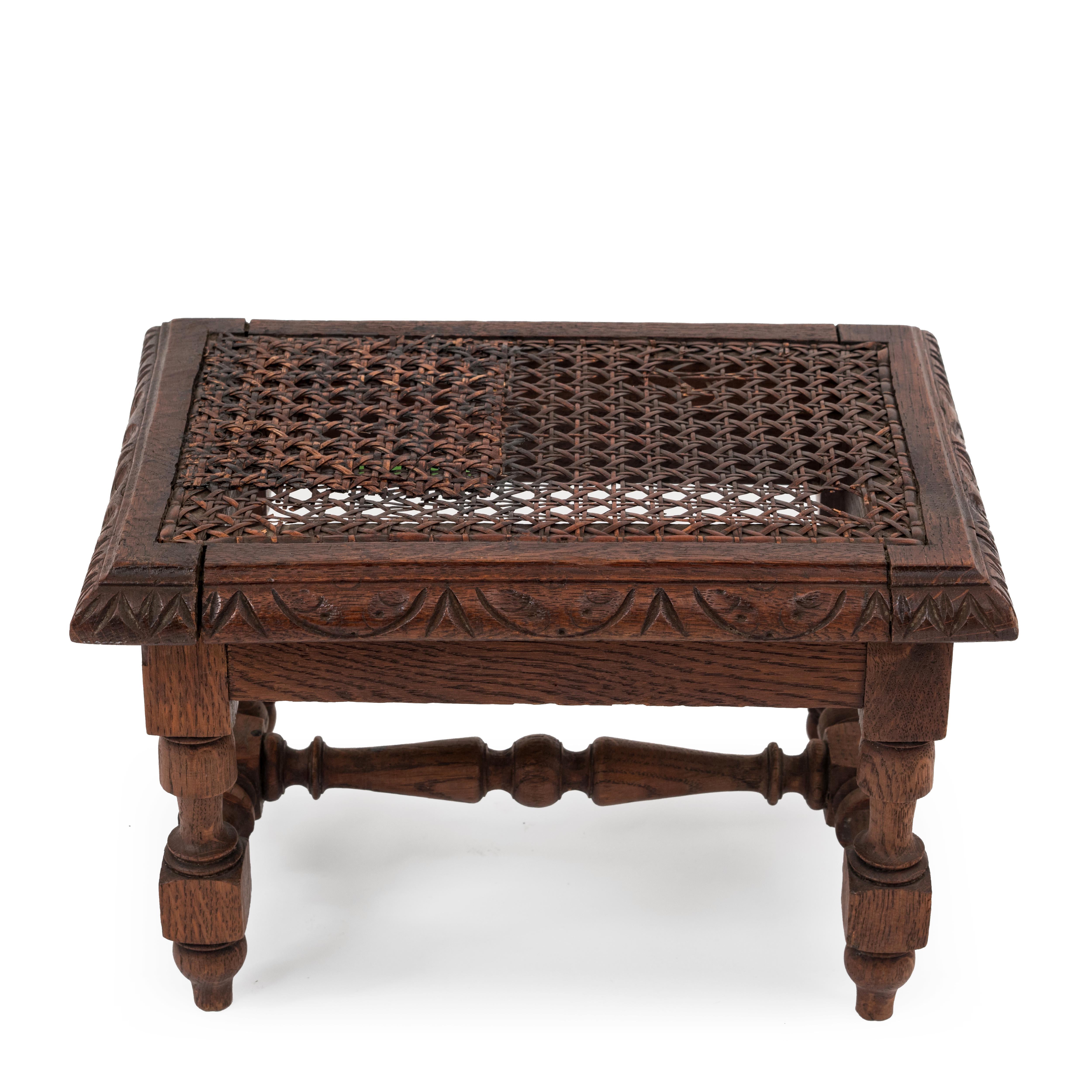 Italian Renaissance Oak Foot Stool In Good Condition For Sale In New York, NY