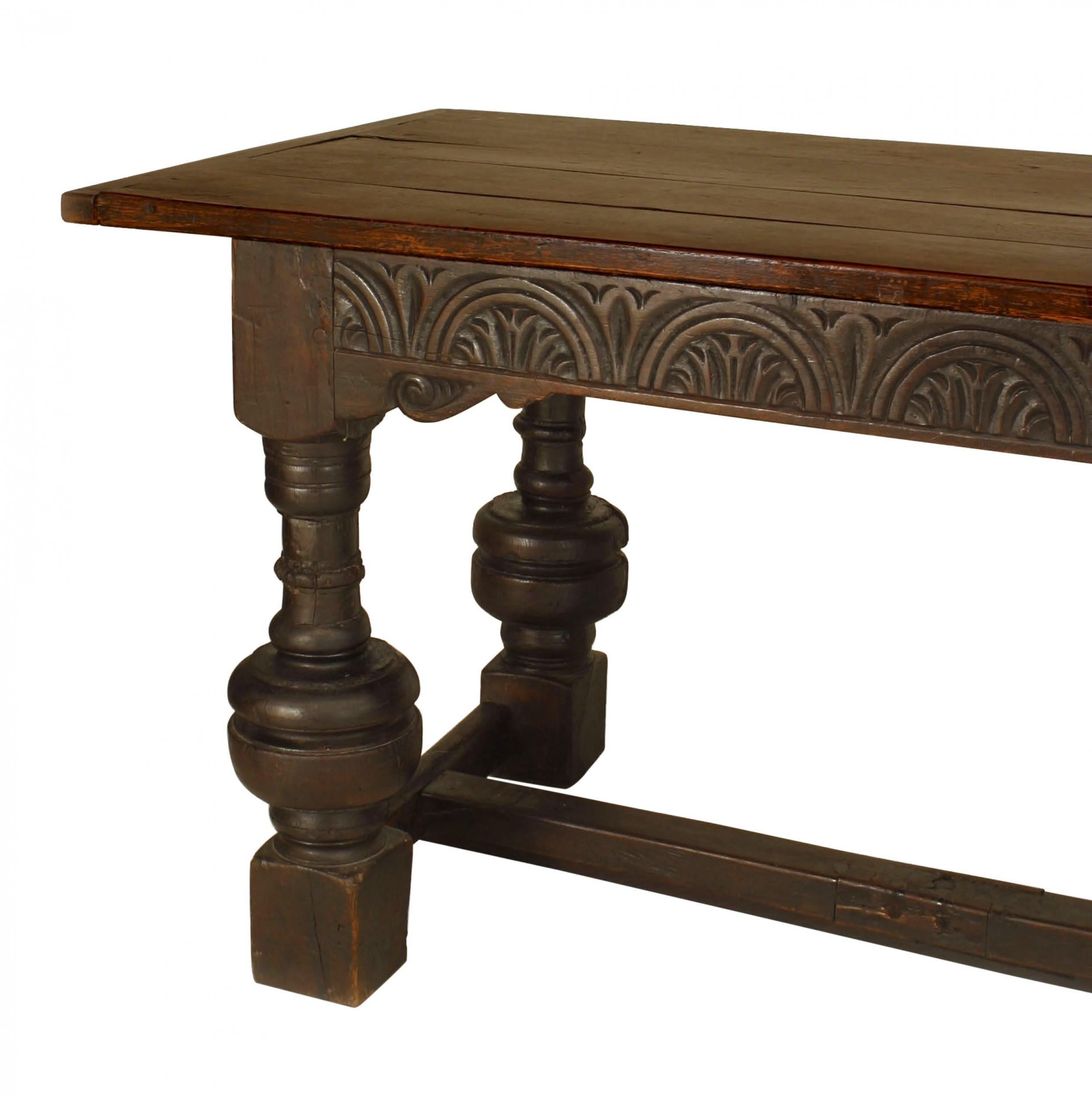 Sculpté à la main Table de réfectoire en chêne de la Renaissance italienne avec plateau de la fin du XIXe siècle en vente