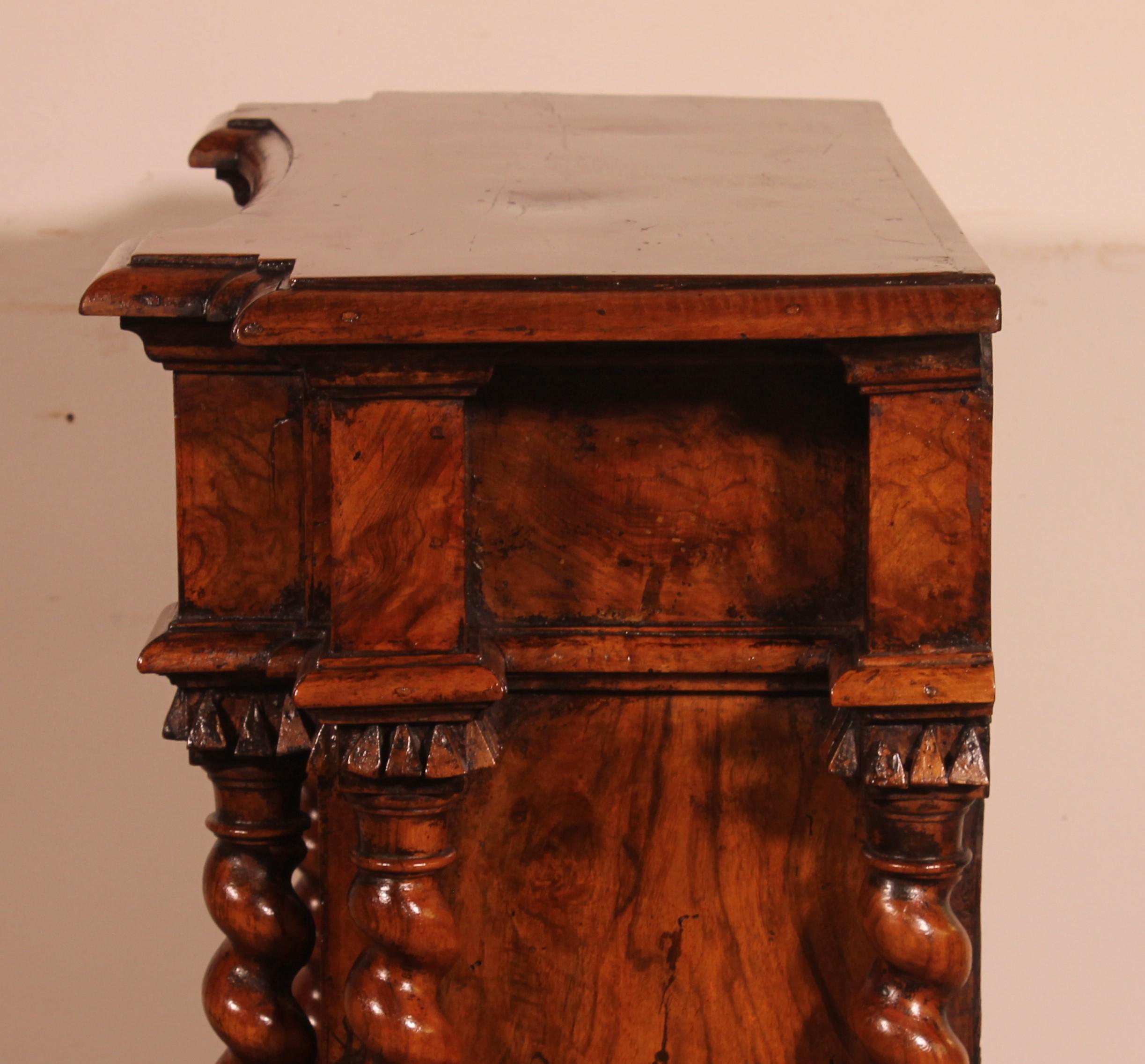 Italienisches Renaissance- Oratory aus Nussbaum und Wurzelholz-Walnussholz – 17. Jahrhundert im Angebot 5