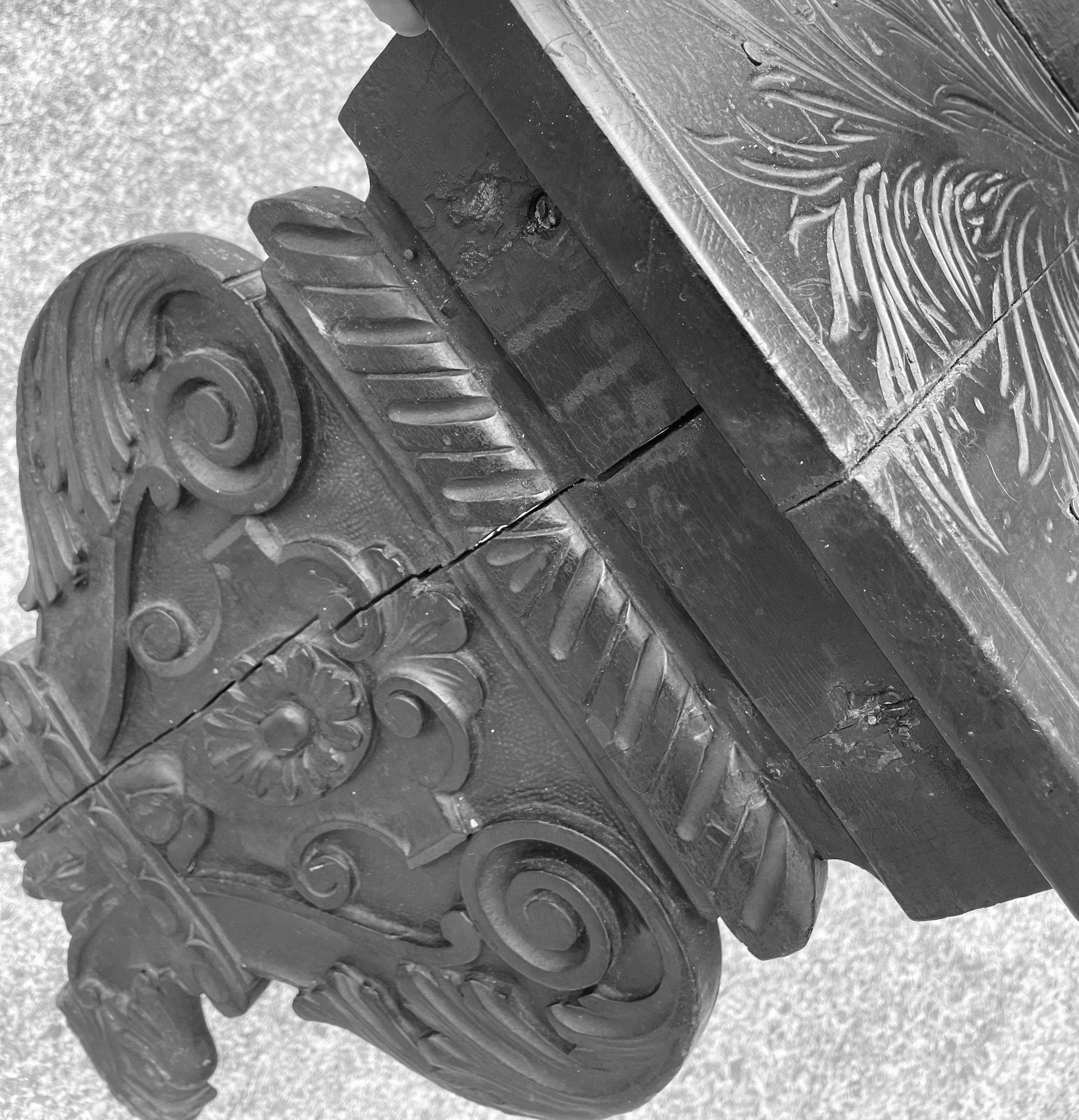 Sedia da sala Sgabello del XIX secolo in noce intagliato in stile rinascimentale italiano in vendita 4